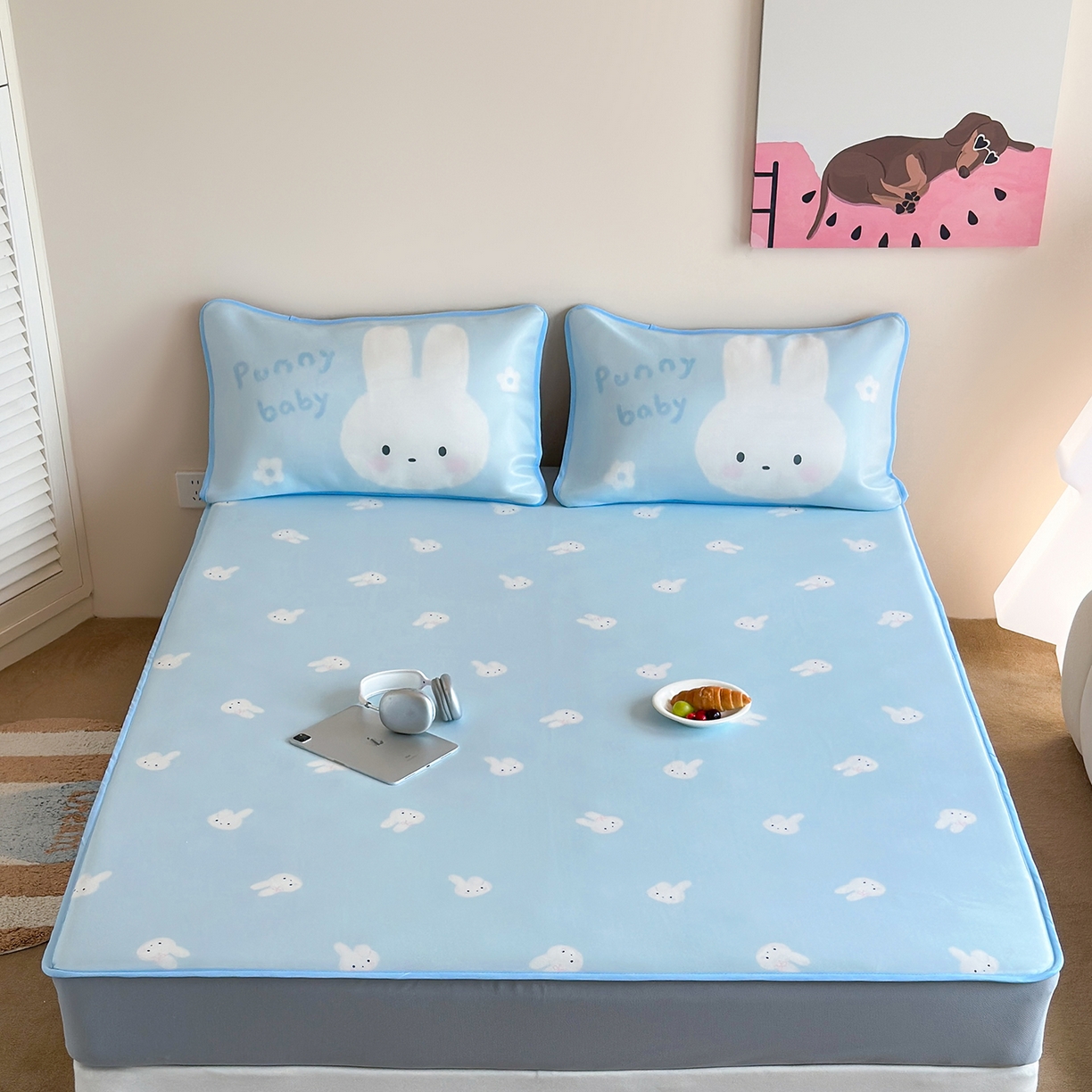 91家纺网 家纺一手货源 找家纺 桃喜 2026新款数码印花冰纤维牛奶丝凉席 海盐蓝小兔