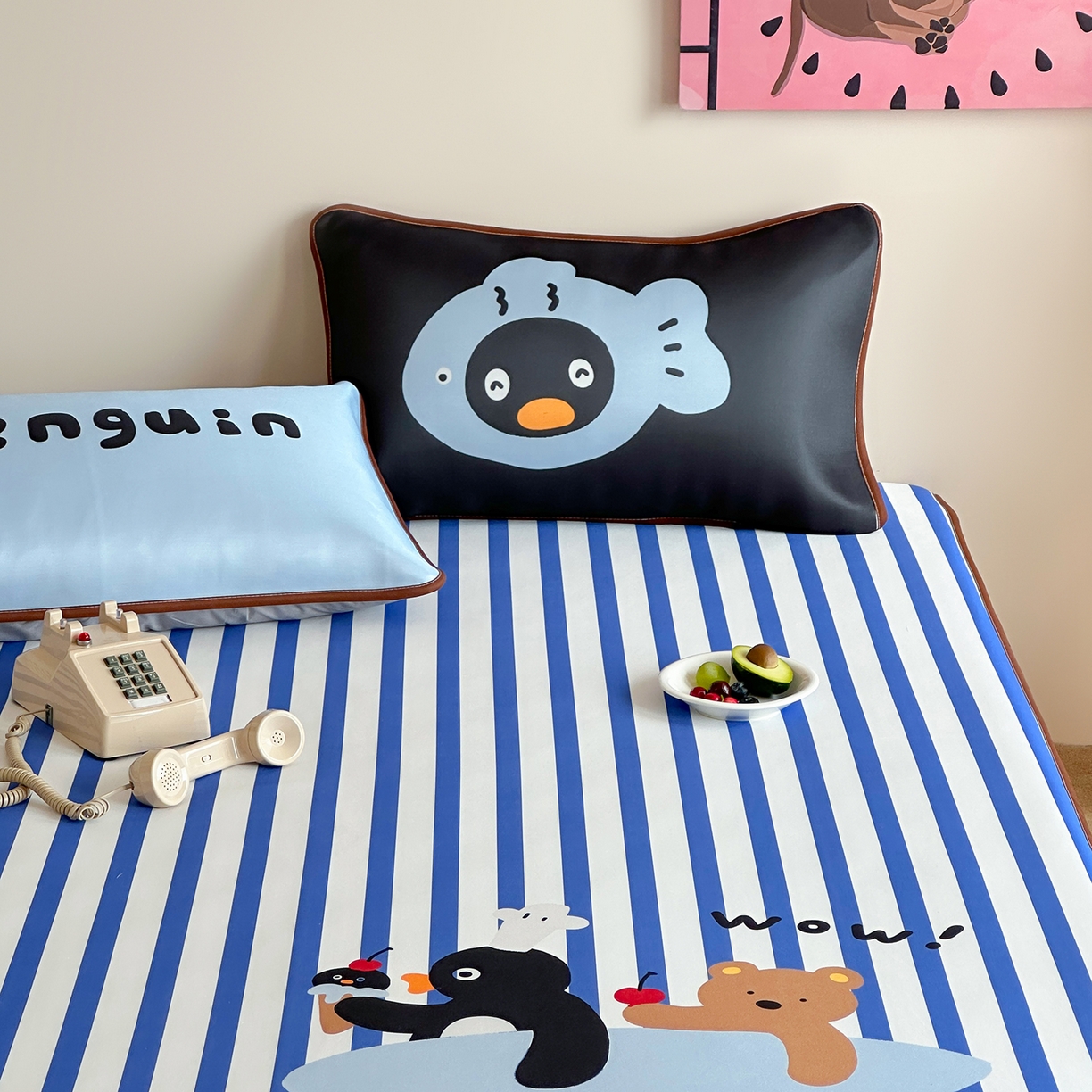 91家纺网 家纺一手货源 找家纺 桃喜 2026新款数码印花冰纤维牛奶丝凉席 冲浪企鹅