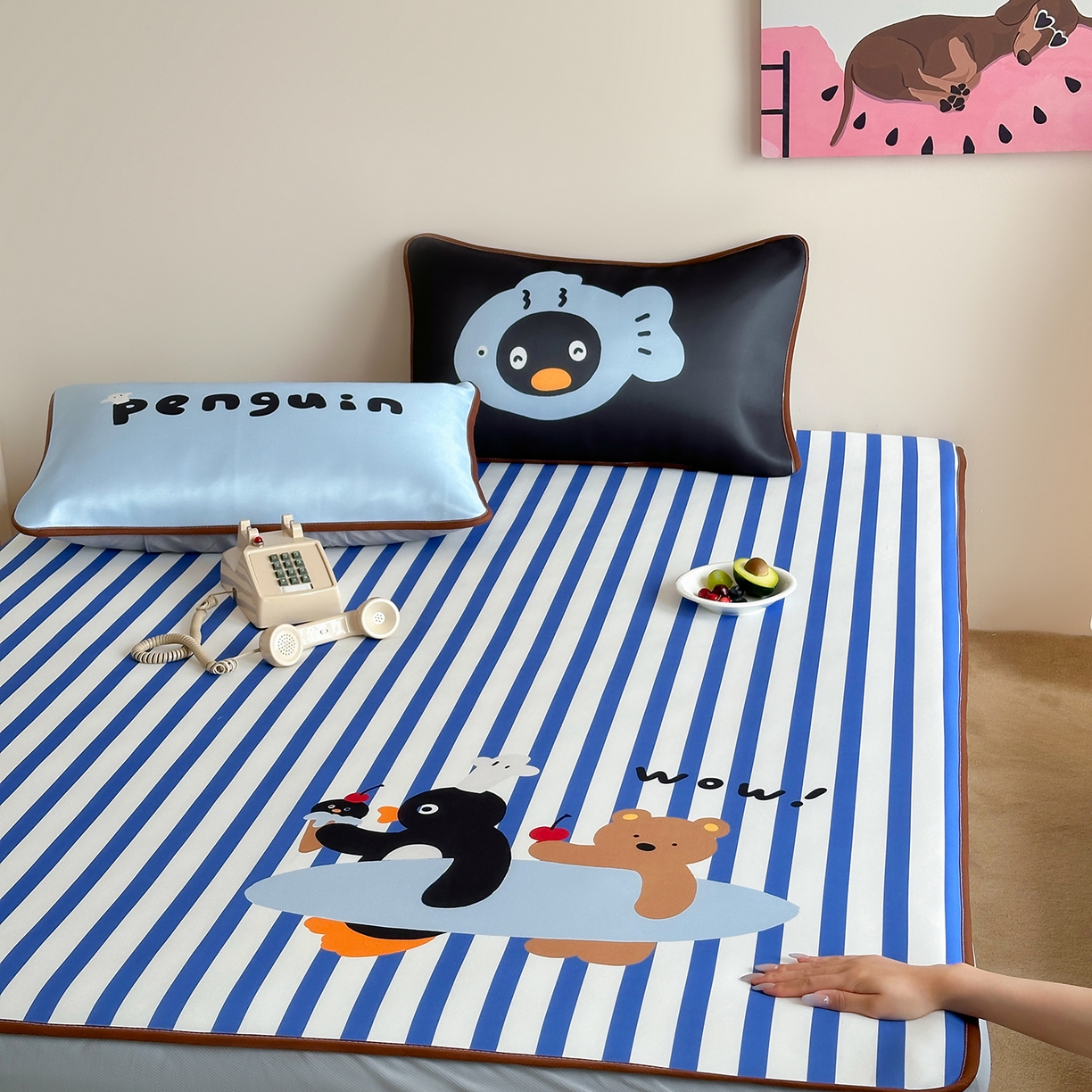 91家纺网 家纺一手货源 找家纺 桃喜 2026新款数码印花冰纤维牛奶丝凉席 冲浪企鹅