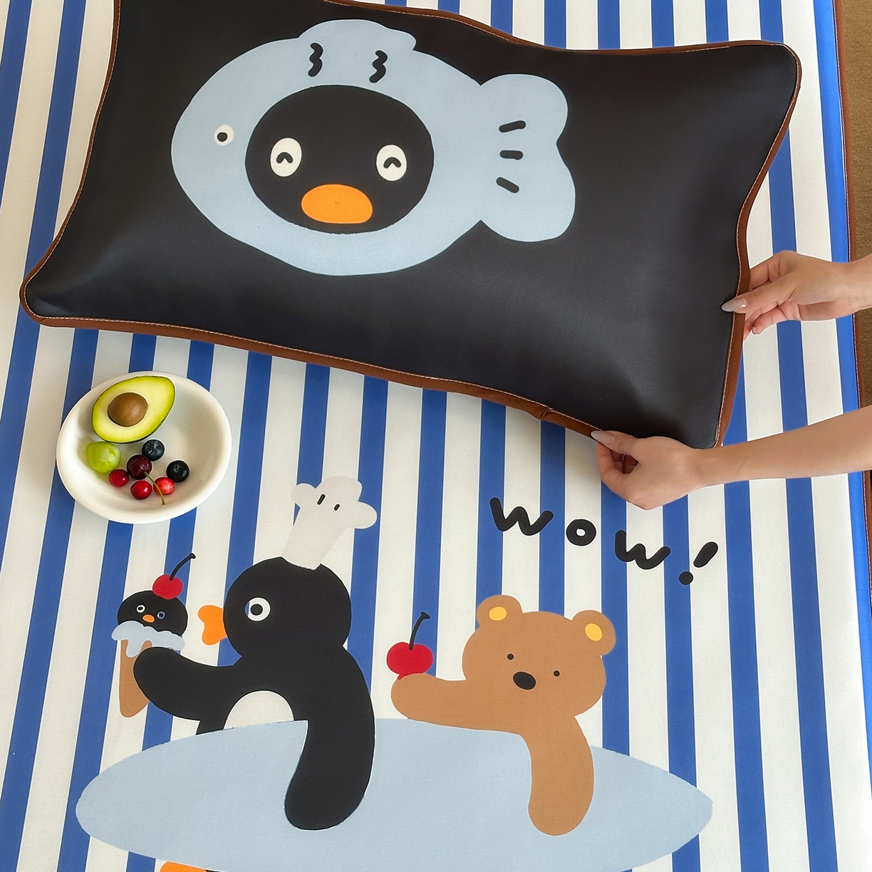 91家纺网 家纺一手货源 找家纺 桃喜 2026新款数码印花冰纤维牛奶丝凉席 冲浪企鹅