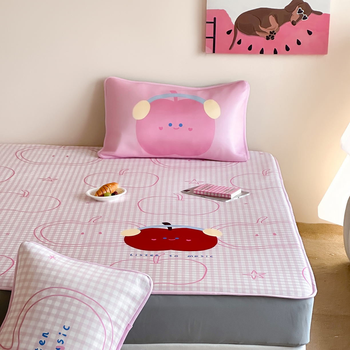 91家纺网 家纺一手货源 找家纺 桃喜 2026新款数码印花冰纤维牛奶丝凉席 粉格苹果