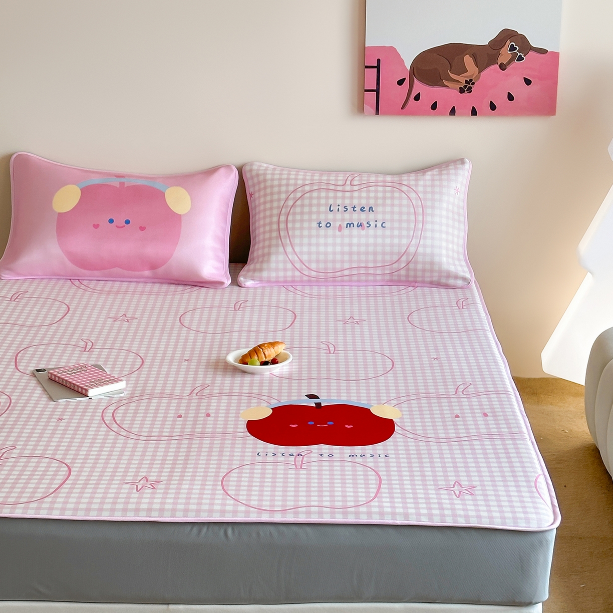 91家纺网 家纺一手货源 找家纺 桃喜 2026新款数码印花冰纤维牛奶丝凉席 粉格苹果