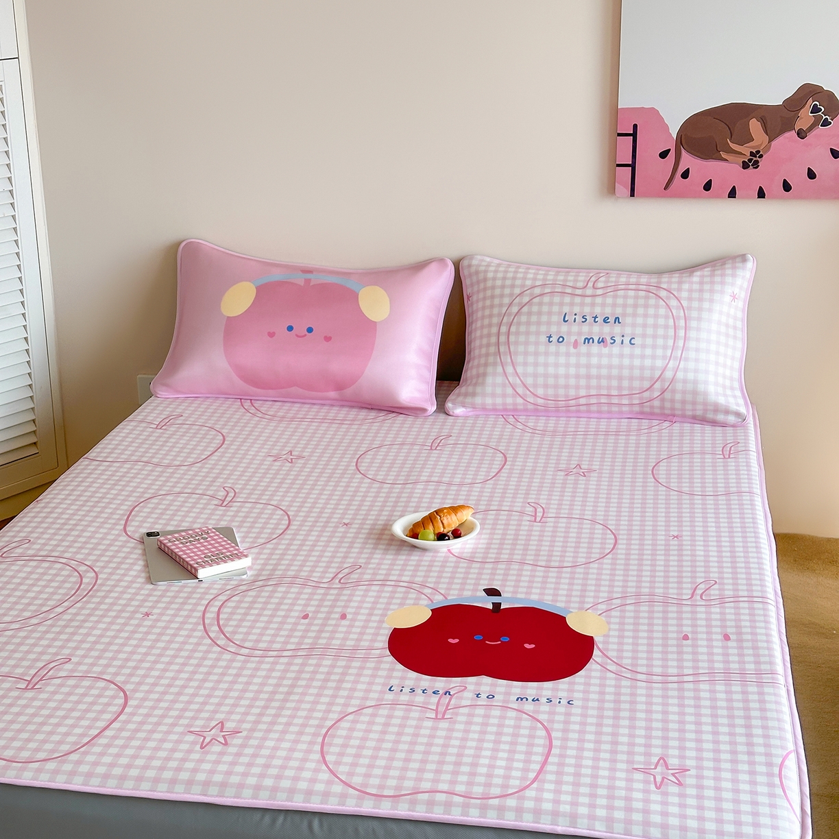 91家纺网 家纺一手货源 找家纺 桃喜 2026新款数码印花冰纤维牛奶丝凉席 粉格苹果