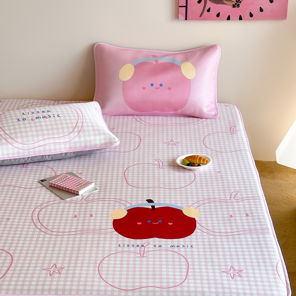 91家纺网 家纺一手货源 找家纺 桃喜 2026新款数码印花冰纤维牛奶丝凉席 粉格苹果