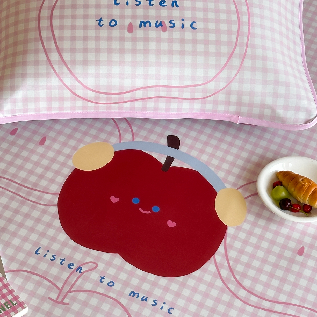 91家纺网 家纺一手货源 找家纺 桃喜 2026新款数码印花冰纤维牛奶丝凉席 粉格苹果