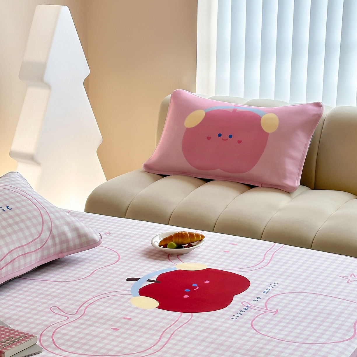 91家纺网 家纺一手货源 找家纺 桃喜 2026新款数码印花冰纤维牛奶丝凉席 粉格苹果