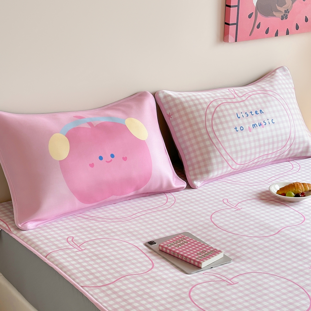 91家纺网 家纺一手货源 找家纺 桃喜 2026新款数码印花冰纤维牛奶丝凉席 粉格苹果