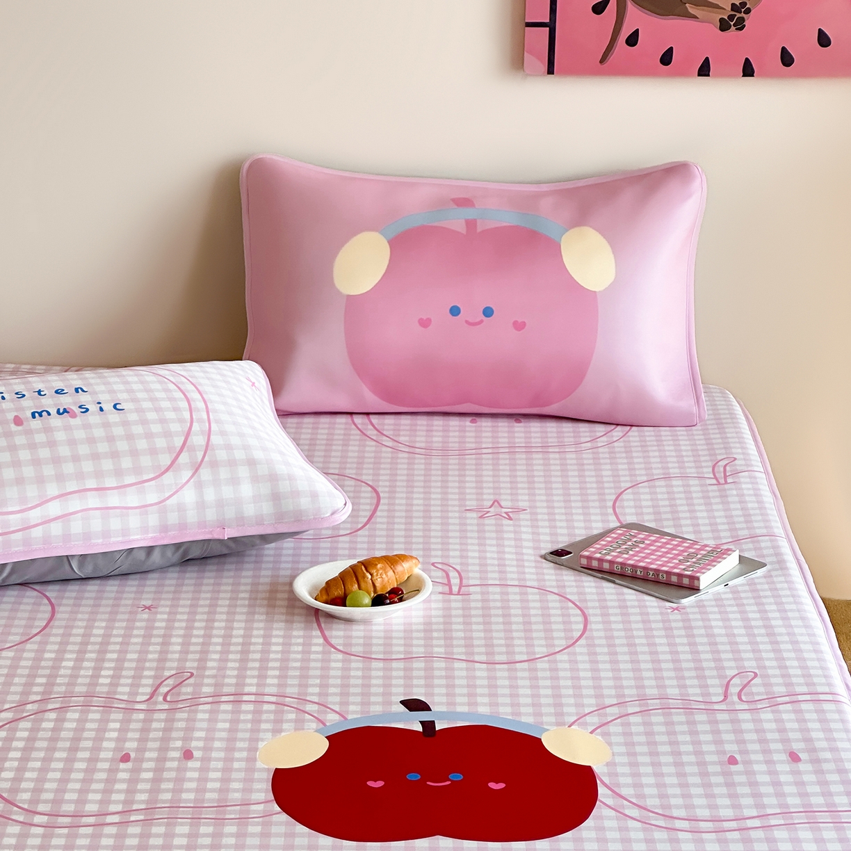 91家纺网 家纺一手货源 找家纺 桃喜 2026新款数码印花冰纤维牛奶丝凉席 粉格苹果