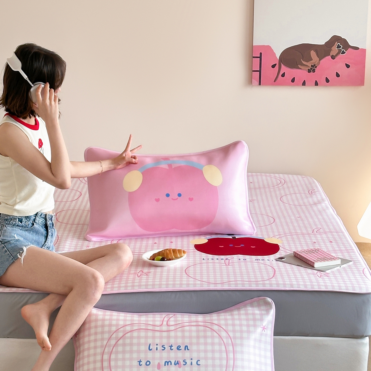 91家纺网 家纺一手货源 找家纺 桃喜 2026新款数码印花冰纤维牛奶丝凉席 粉格苹果