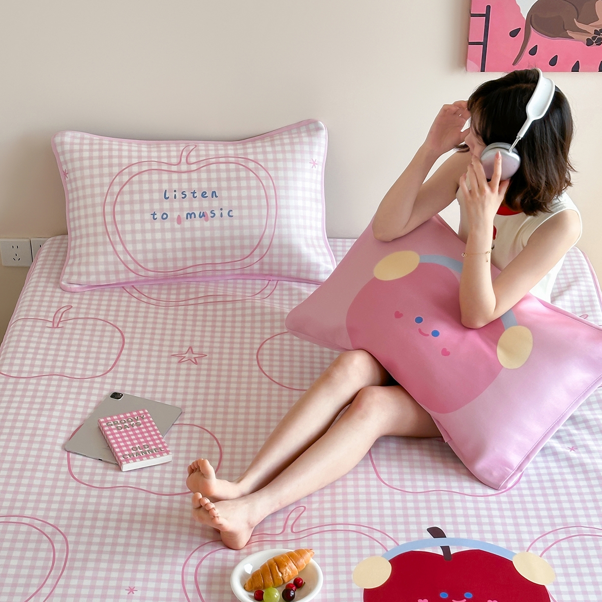 91家纺网 家纺一手货源 找家纺 桃喜 2026新款数码印花冰纤维牛奶丝凉席 粉格苹果