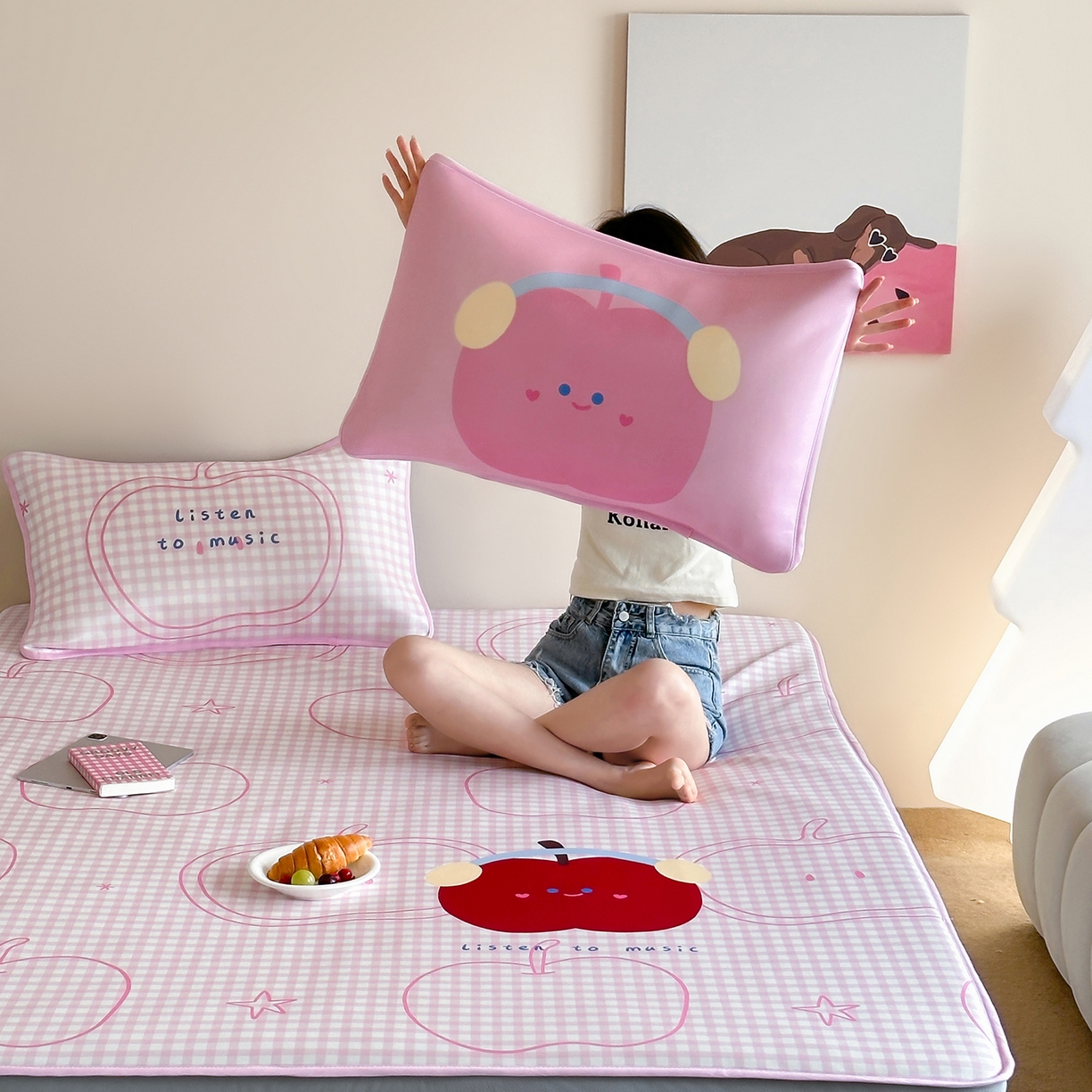 91家纺网 家纺一手货源 找家纺 桃喜 2026新款数码印花冰纤维牛奶丝凉席 粉格苹果