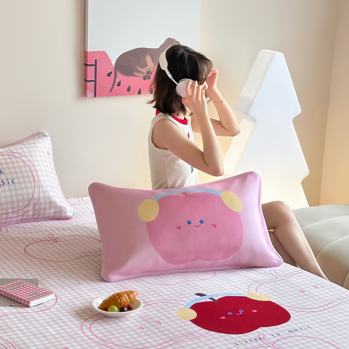 91家纺网 家纺一手货源 找家纺 桃喜 2026新款数码印花冰纤维牛奶丝凉席 粉格苹果