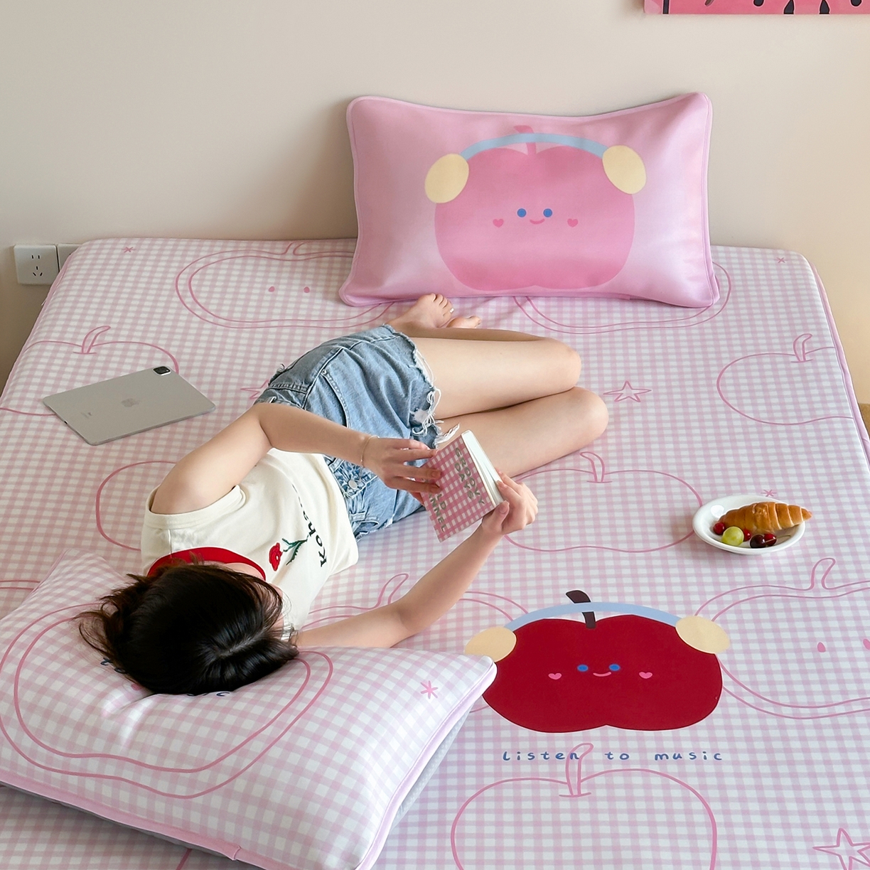 91家纺网 家纺一手货源 找家纺 桃喜 2026新款数码印花冰纤维牛奶丝凉席 粉格苹果