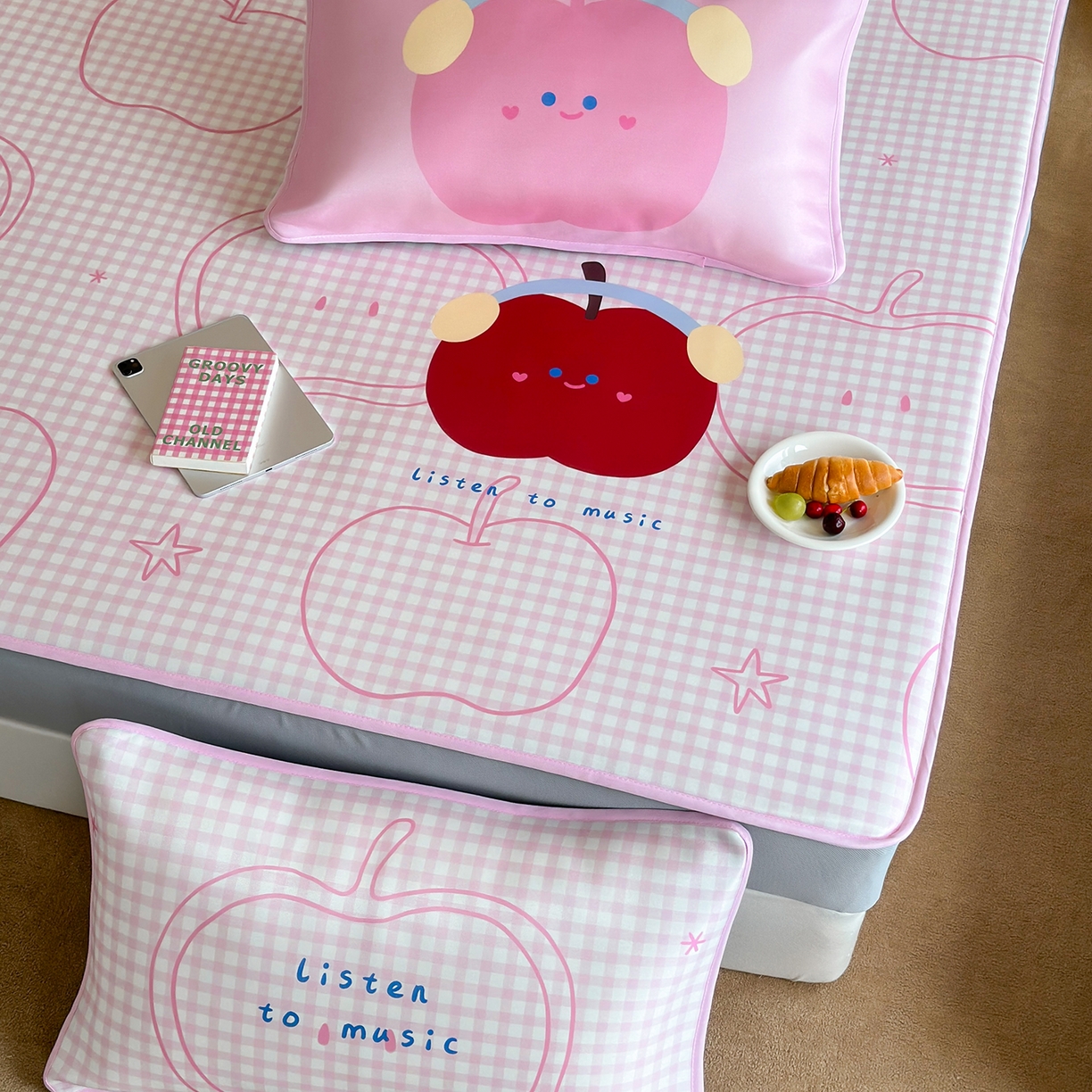 91家纺网 家纺一手货源 找家纺 桃喜 2026新款数码印花冰纤维牛奶丝凉席 粉格苹果