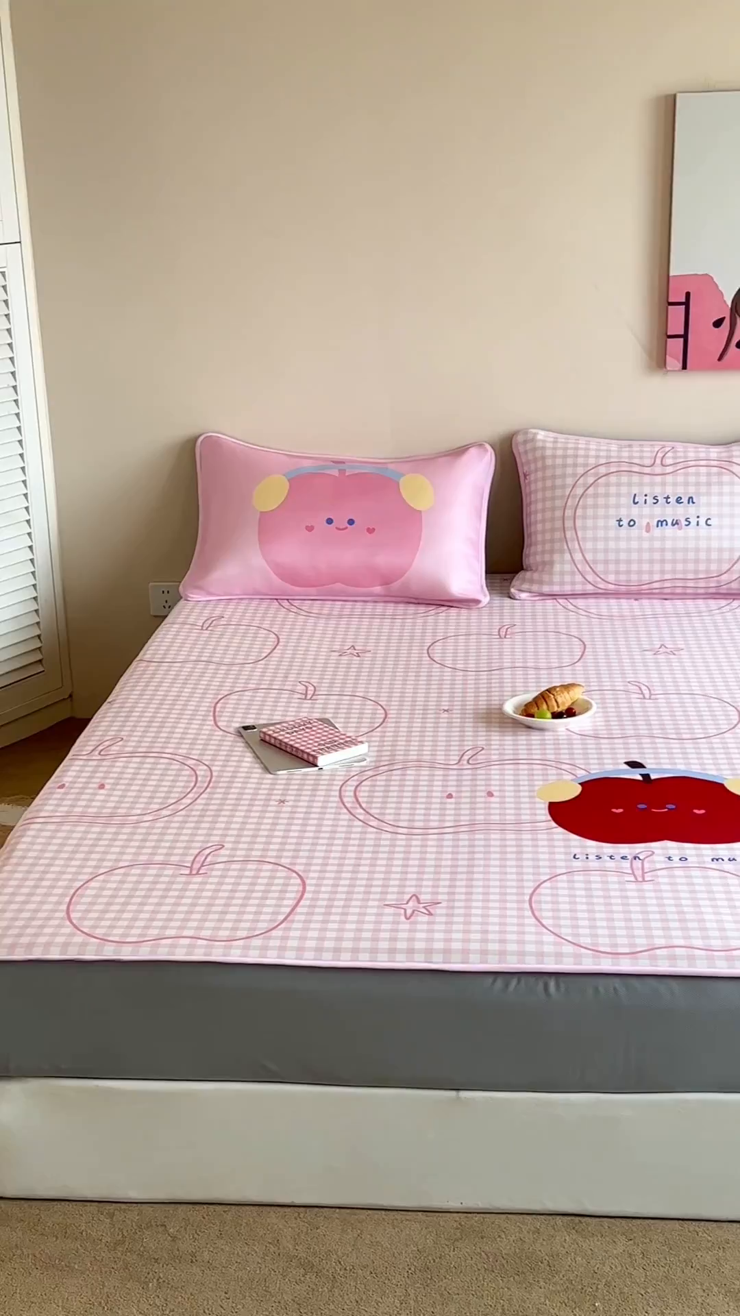 91家纺网 家纺一手货源 找家纺 桃喜 2026新款数码印花冰纤维牛奶丝凉席 粉格苹果