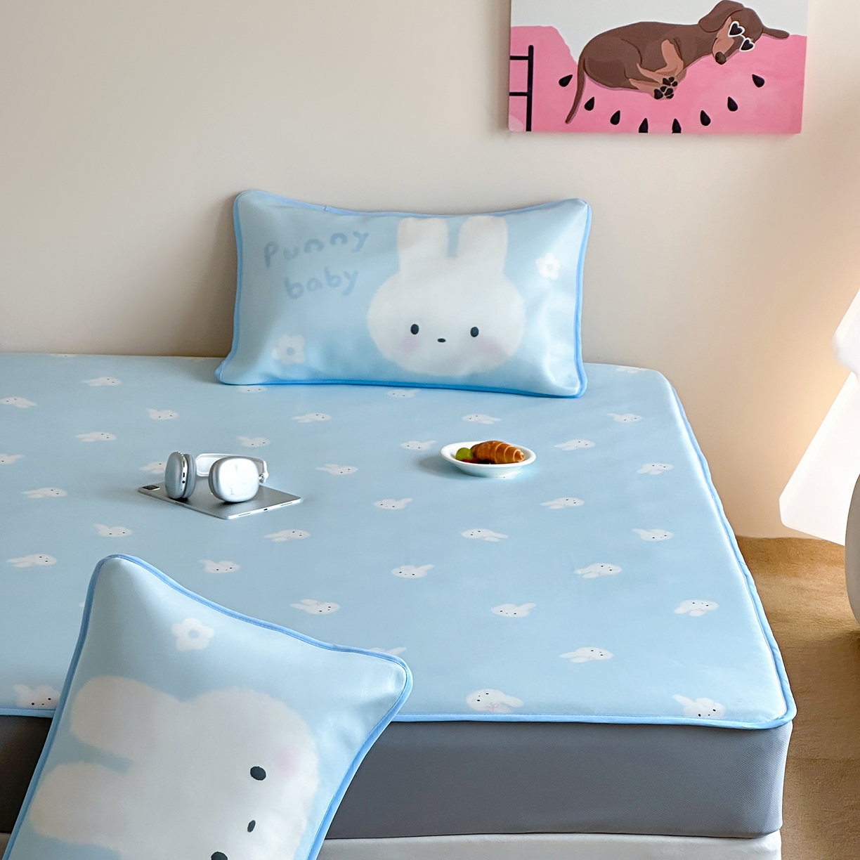 91家纺网 家纺一手货源 找家纺 桃喜 2026新款数码印花冰纤维牛奶丝凉席 海盐蓝小兔