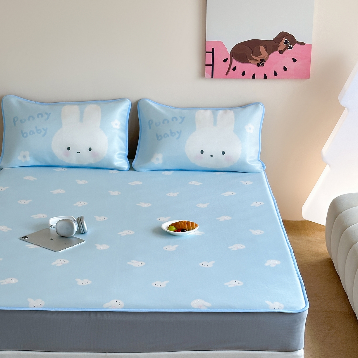 91家纺网 家纺一手货源 找家纺 桃喜 2026新款数码印花冰纤维牛奶丝凉席 海盐蓝小兔