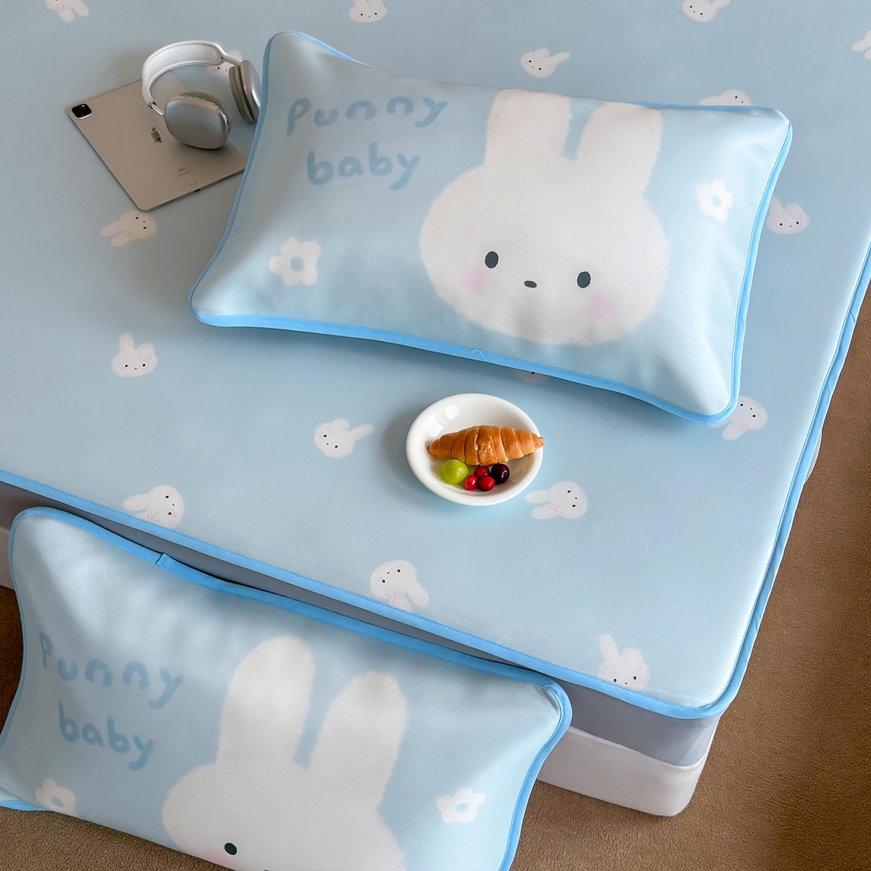 91家纺网 家纺一手货源 找家纺 桃喜 2026新款数码印花冰纤维牛奶丝凉席 海盐蓝小兔