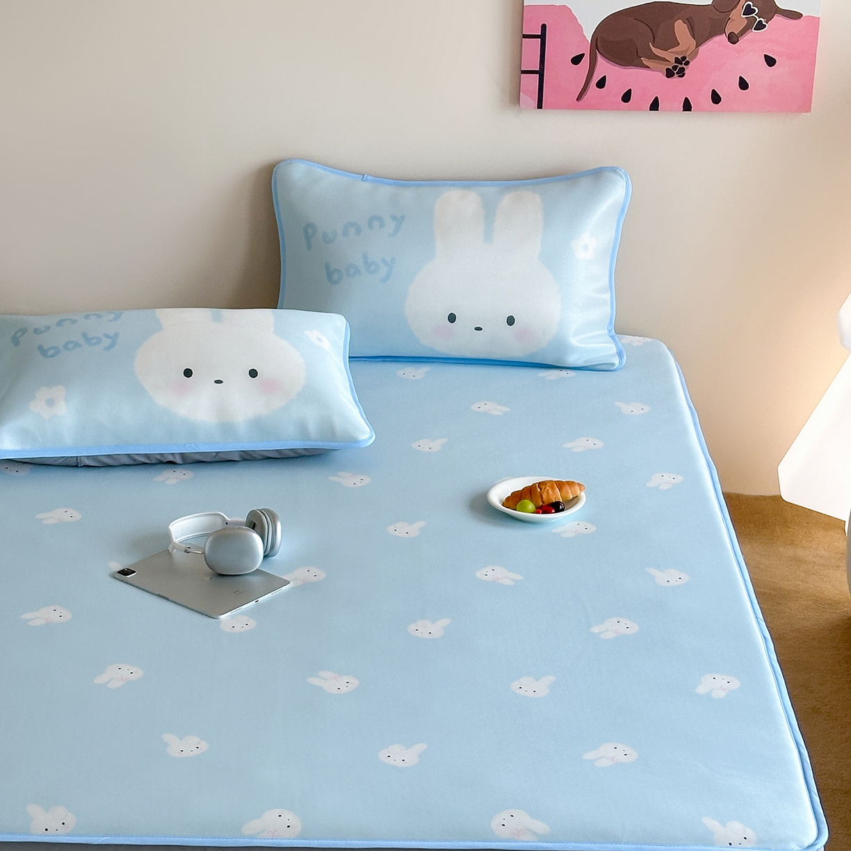 91家纺网 家纺一手货源 找家纺 桃喜 2026新款数码印花冰纤维牛奶丝凉席 海盐蓝小兔