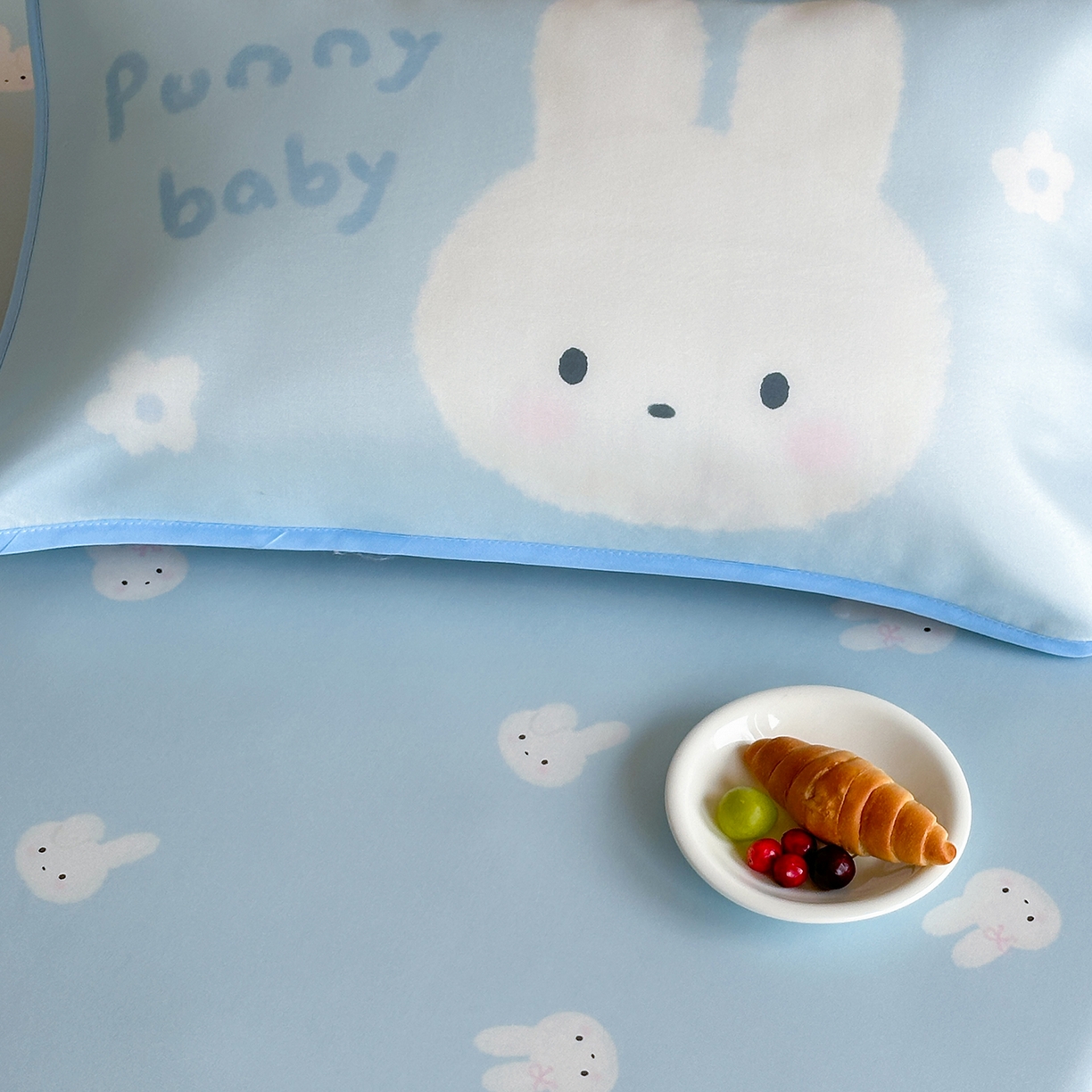 91家纺网 家纺一手货源 找家纺 桃喜 2026新款数码印花冰纤维牛奶丝凉席 海盐蓝小兔