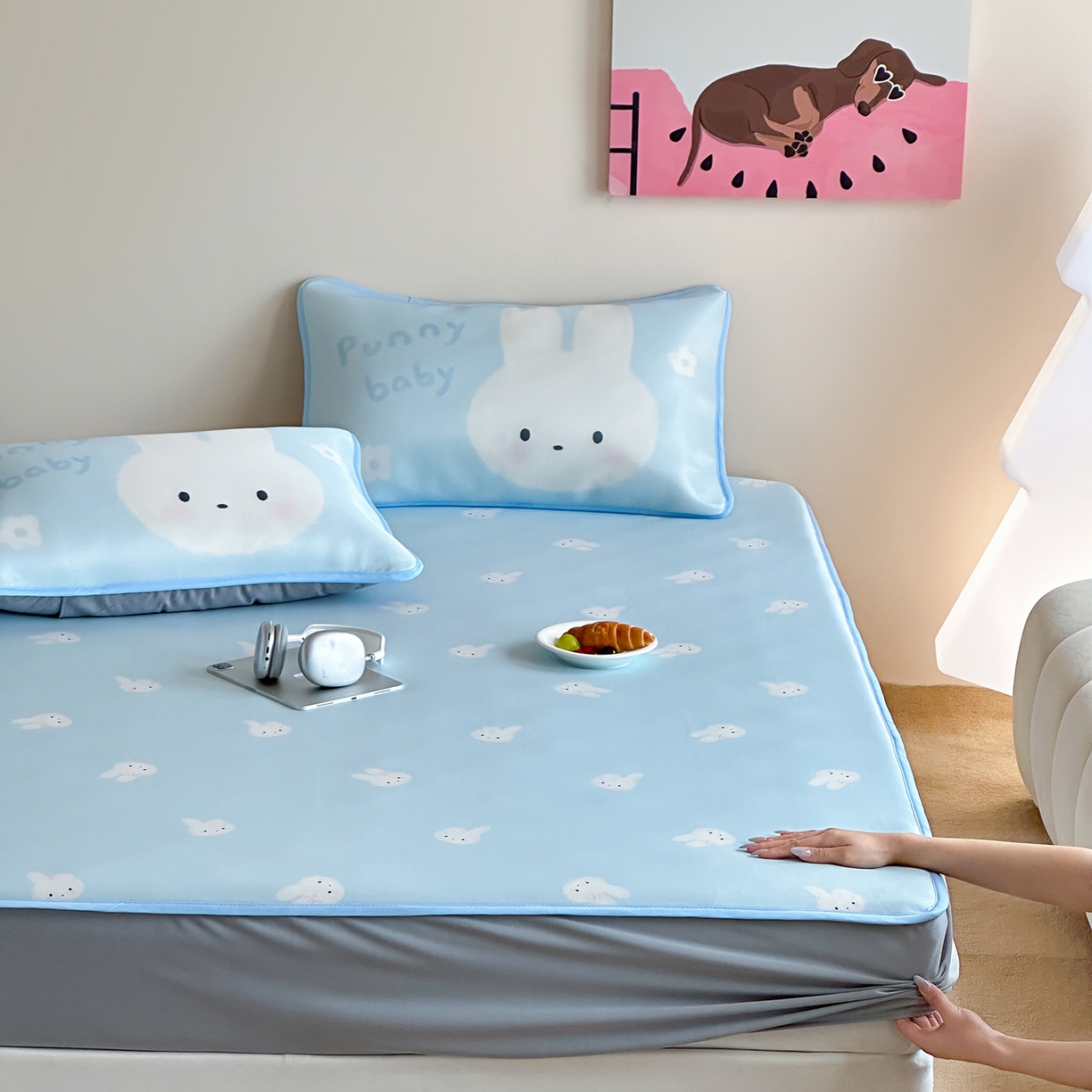 91家纺网 家纺一手货源 找家纺 桃喜 2026新款数码印花冰纤维牛奶丝凉席 海盐蓝小兔