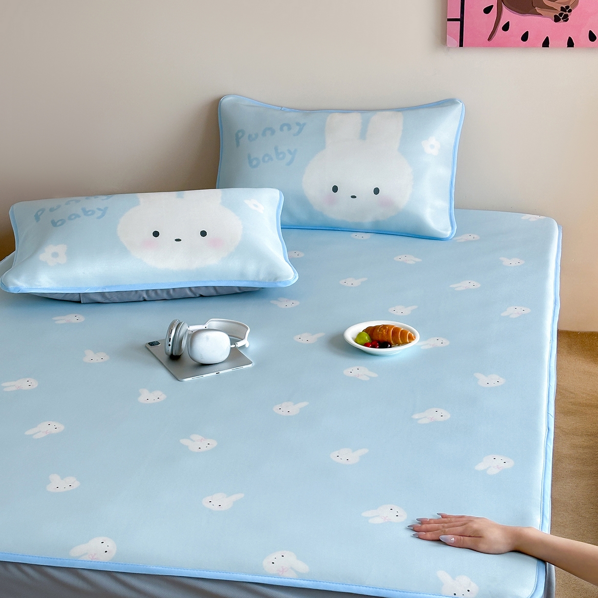 91家纺网 家纺一手货源 找家纺 桃喜 2026新款数码印花冰纤维牛奶丝凉席 海盐蓝小兔