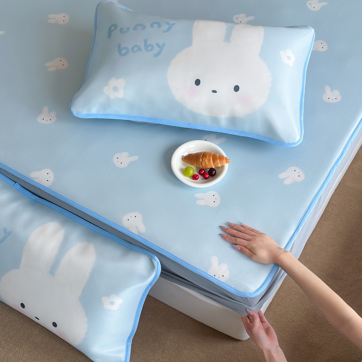 91家纺网 家纺一手货源 找家纺 桃喜 2026新款数码印花冰纤维牛奶丝凉席 海盐蓝小兔