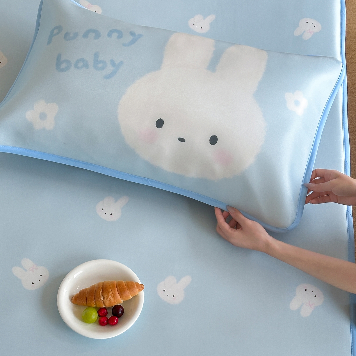 91家纺网 家纺一手货源 找家纺 桃喜 2026新款数码印花冰纤维牛奶丝凉席 海盐蓝小兔