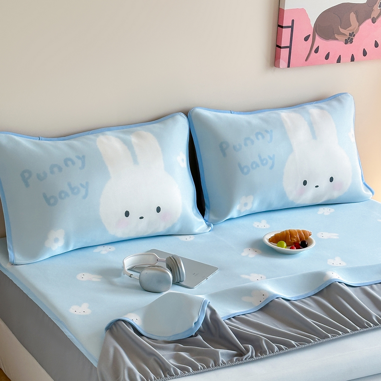 91家纺网 家纺一手货源 找家纺 桃喜 2026新款数码印花冰纤维牛奶丝凉席 海盐蓝小兔