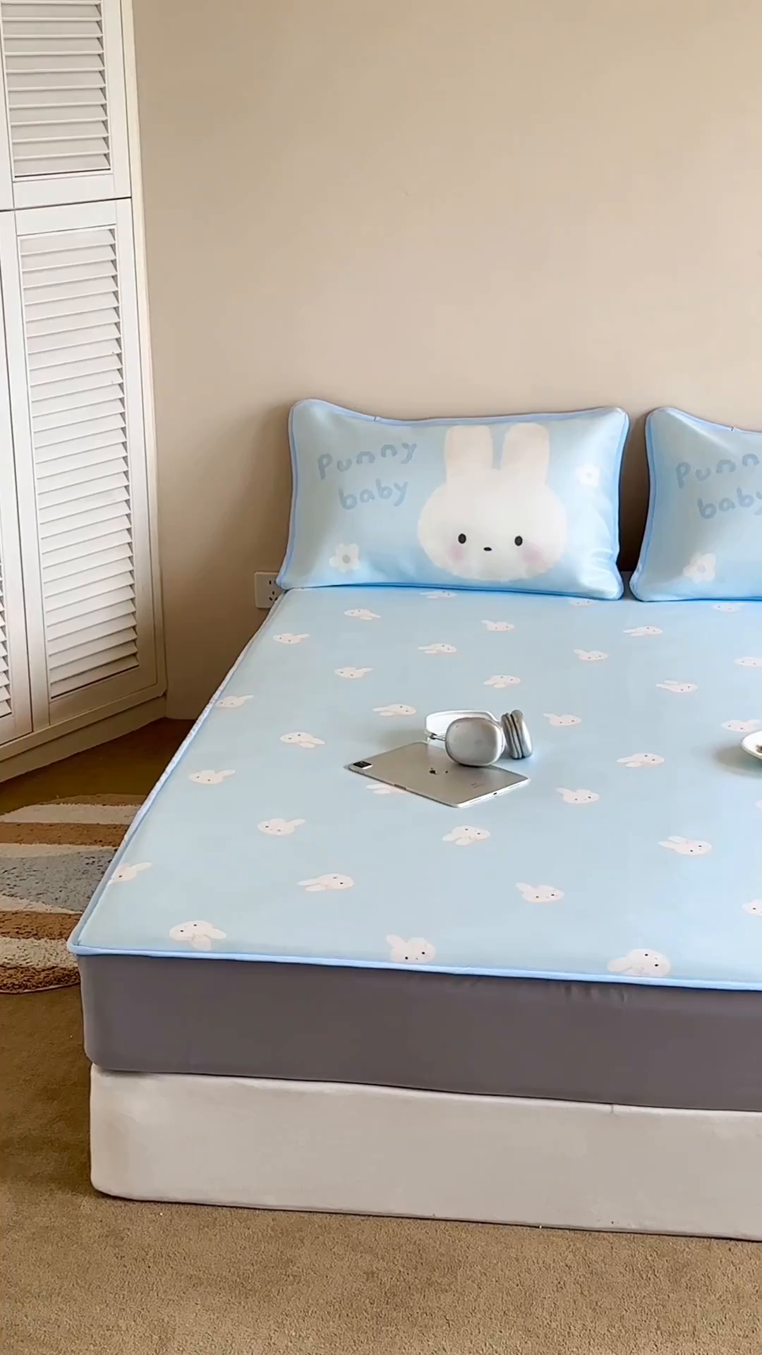 91家纺网 家纺一手货源 找家纺 桃喜 2026新款数码印花冰纤维牛奶丝凉席 海盐蓝小兔