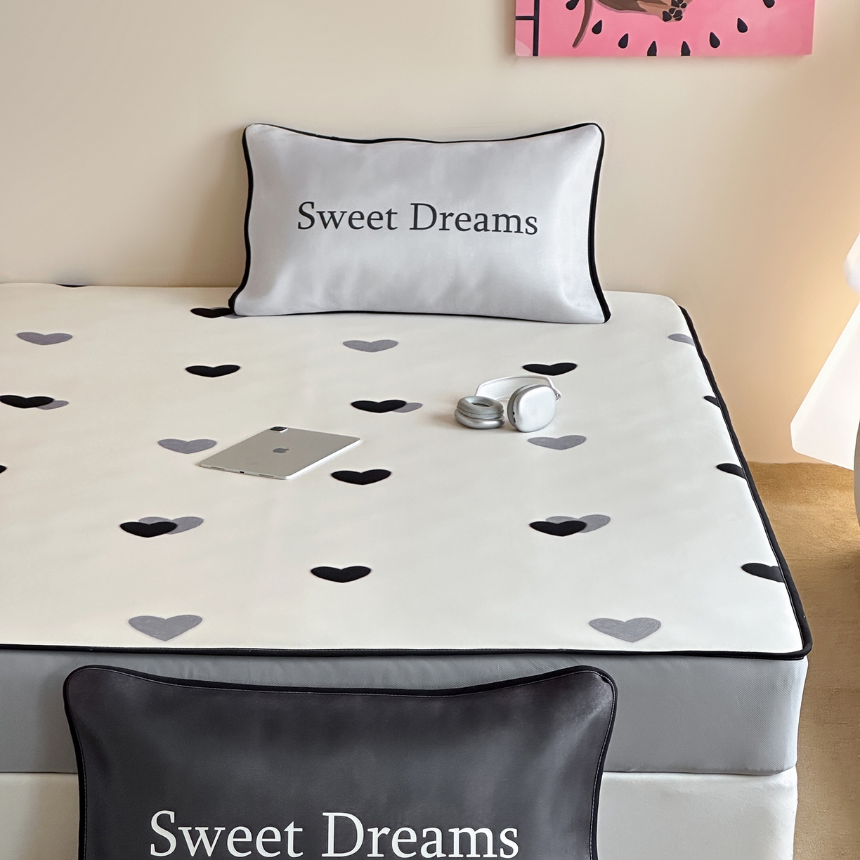 91家纺网 家纺一手货源 找家纺 桃喜 2026新款数码印花冰纤维牛奶丝凉席 灰调甜心