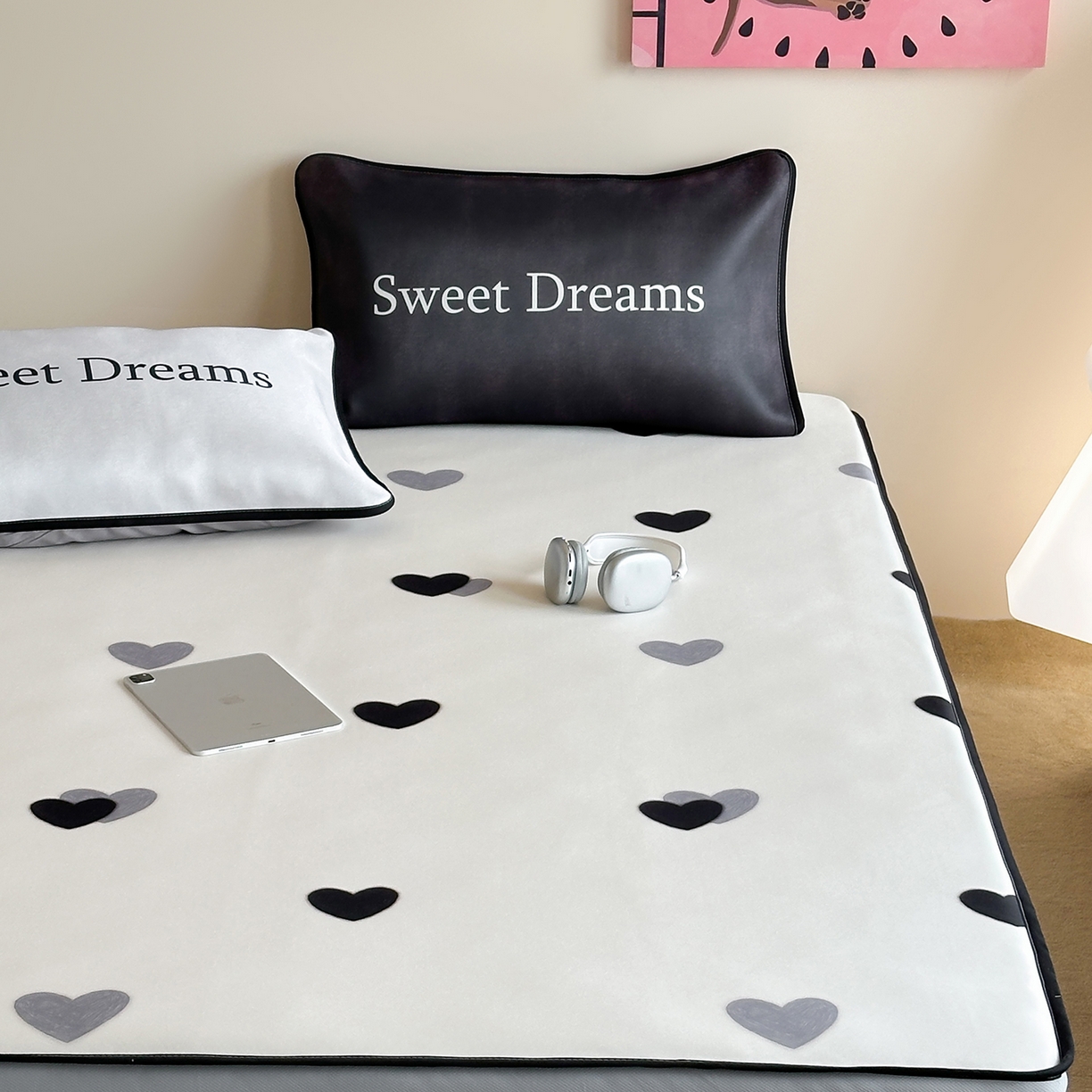 91家纺网 家纺一手货源 找家纺 桃喜 2026新款数码印花冰纤维牛奶丝凉席 灰调甜心