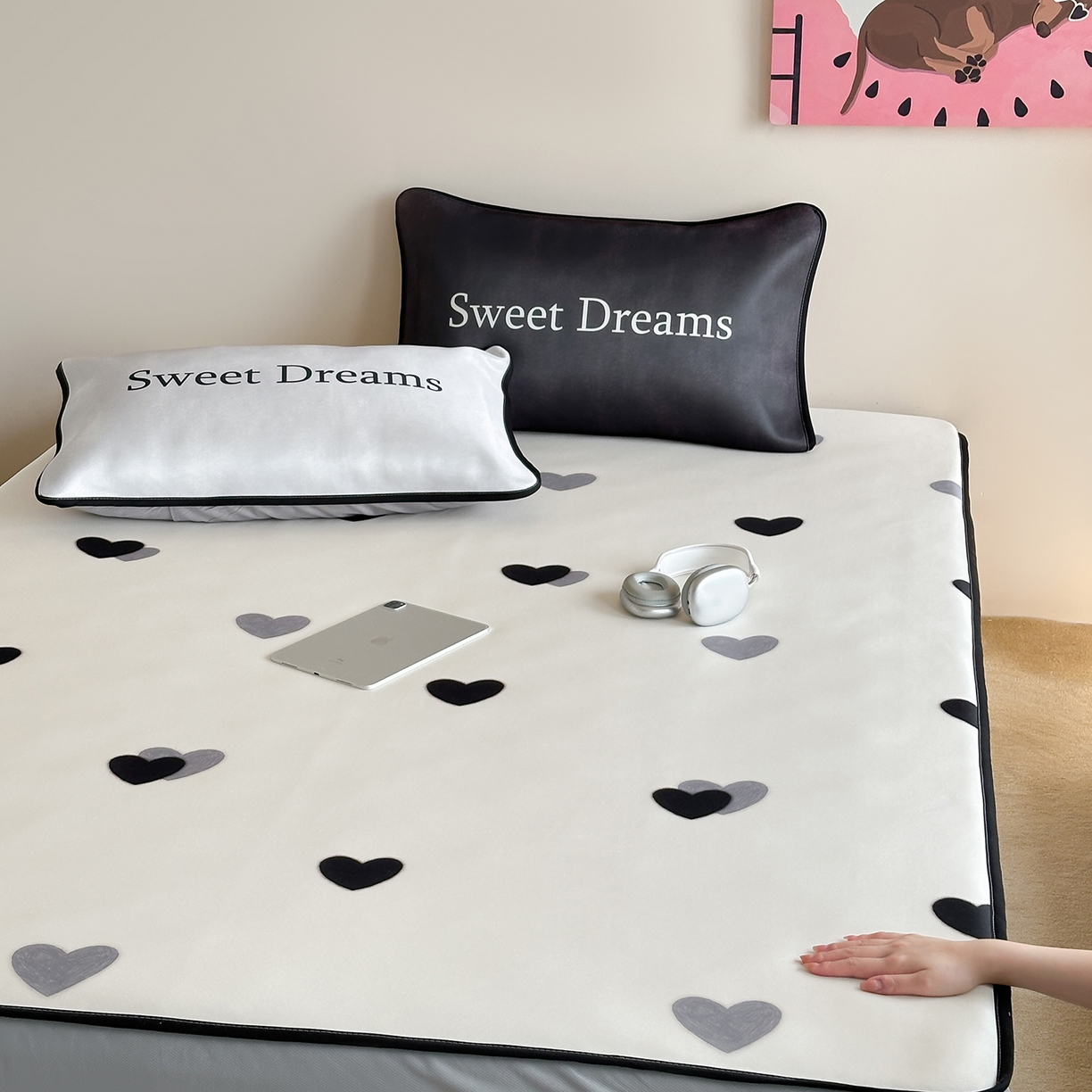 91家纺网 家纺一手货源 找家纺 桃喜 2026新款数码印花冰纤维牛奶丝凉席 灰调甜心