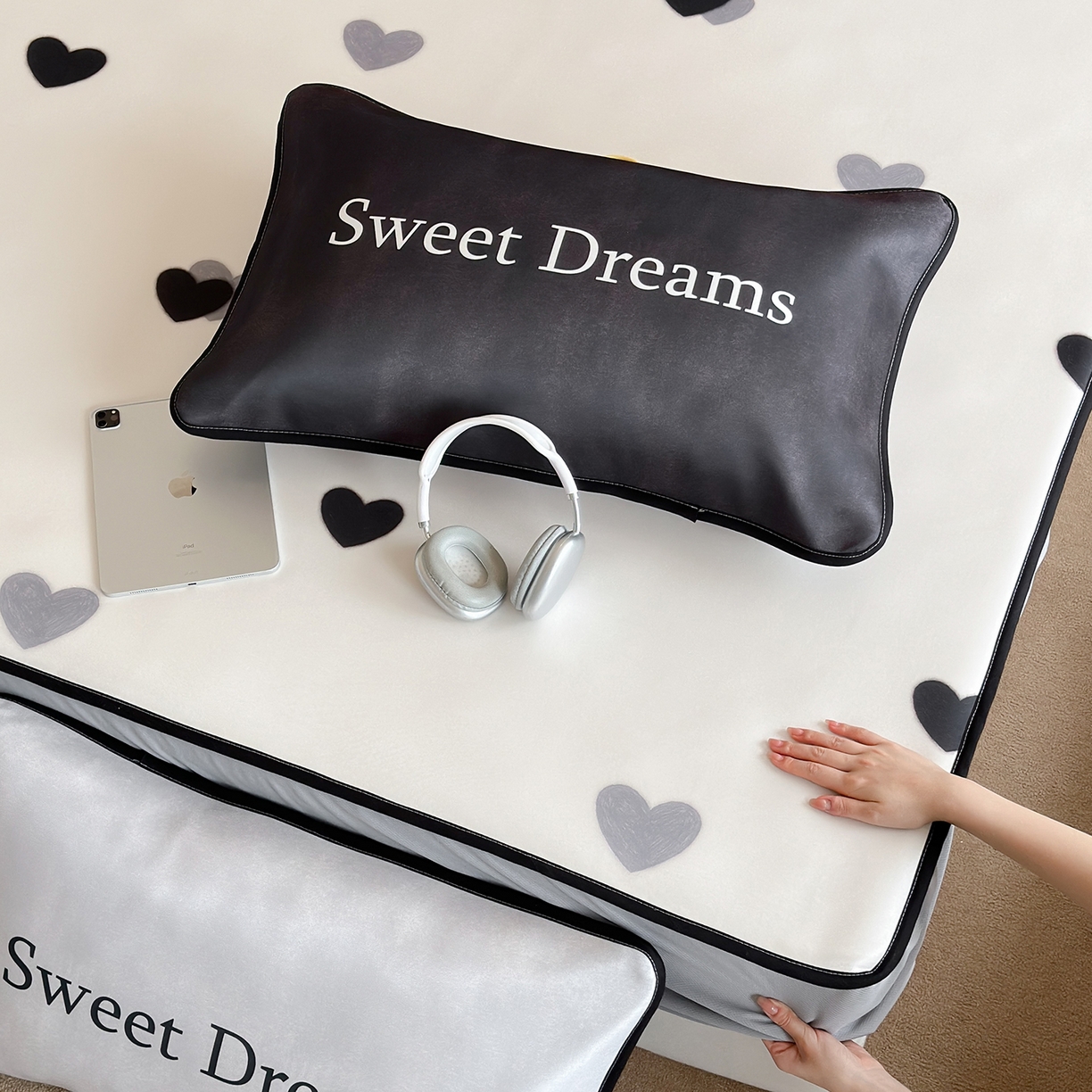 91家纺网 家纺一手货源 找家纺 桃喜 2026新款数码印花冰纤维牛奶丝凉席 灰调甜心