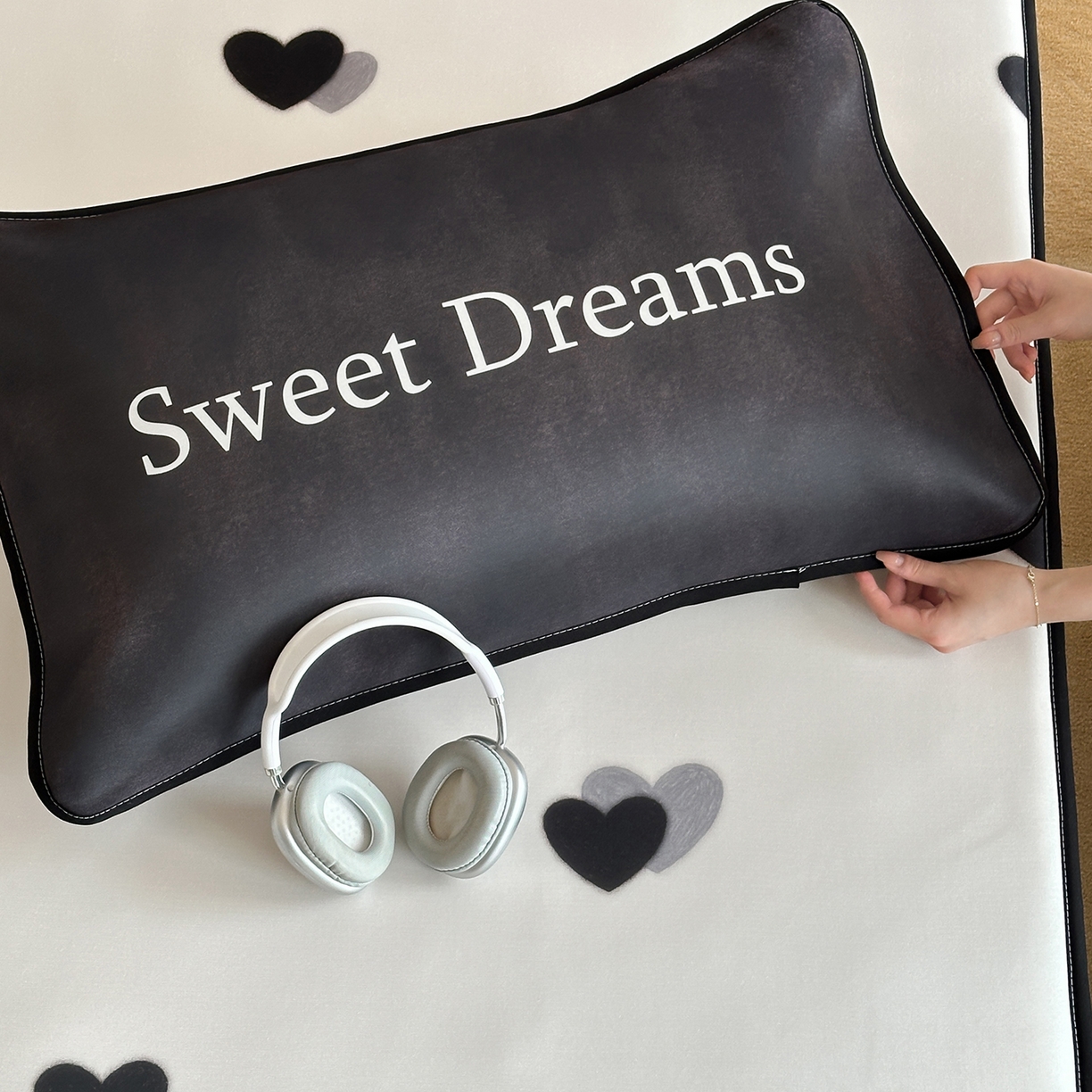 91家纺网 家纺一手货源 找家纺 桃喜 2026新款数码印花冰纤维牛奶丝凉席 灰调甜心