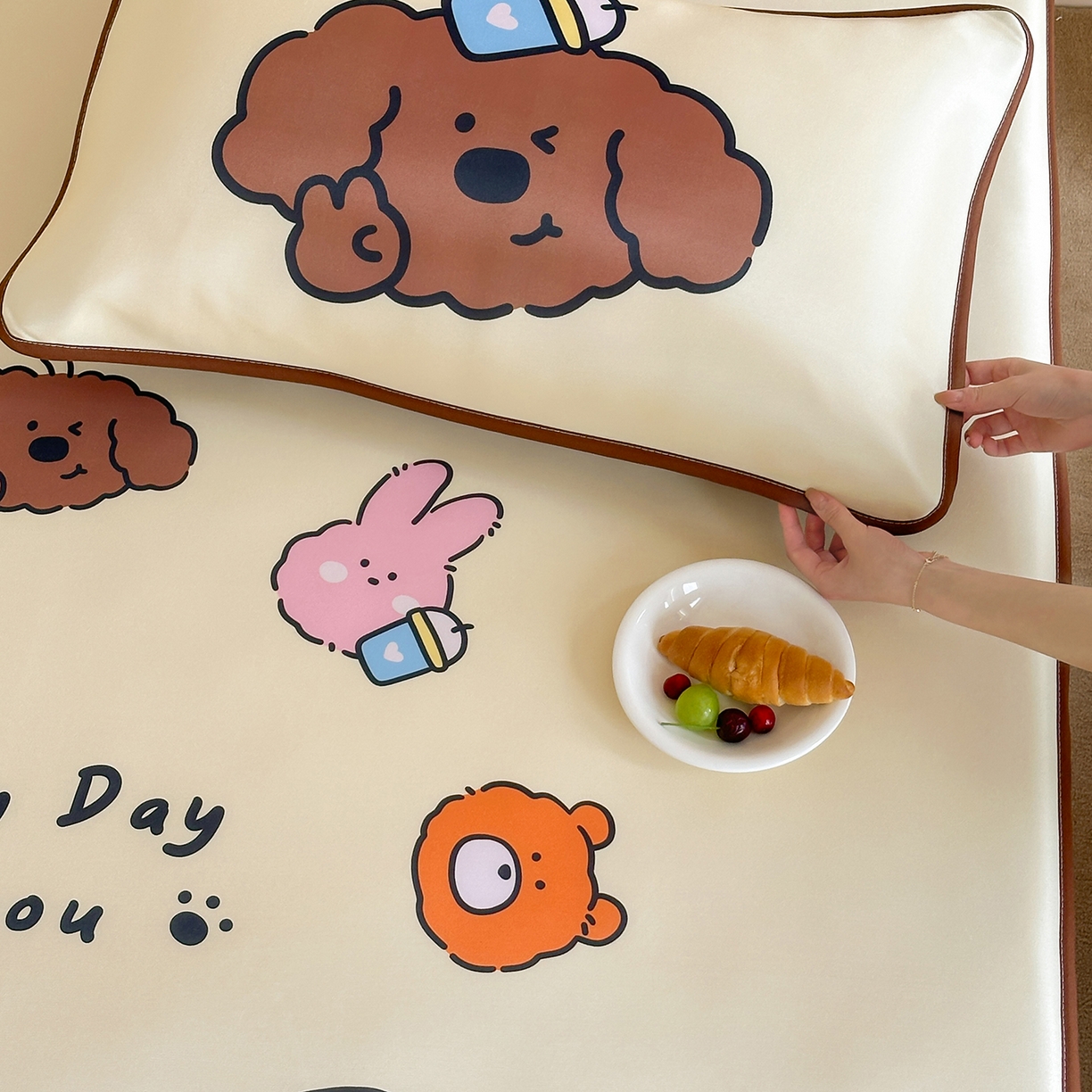 91家纺网 家纺一手货源 找家纺 桃喜 2026新款数码印花冰纤维牛奶丝凉席 卷毛狗勾的夏天