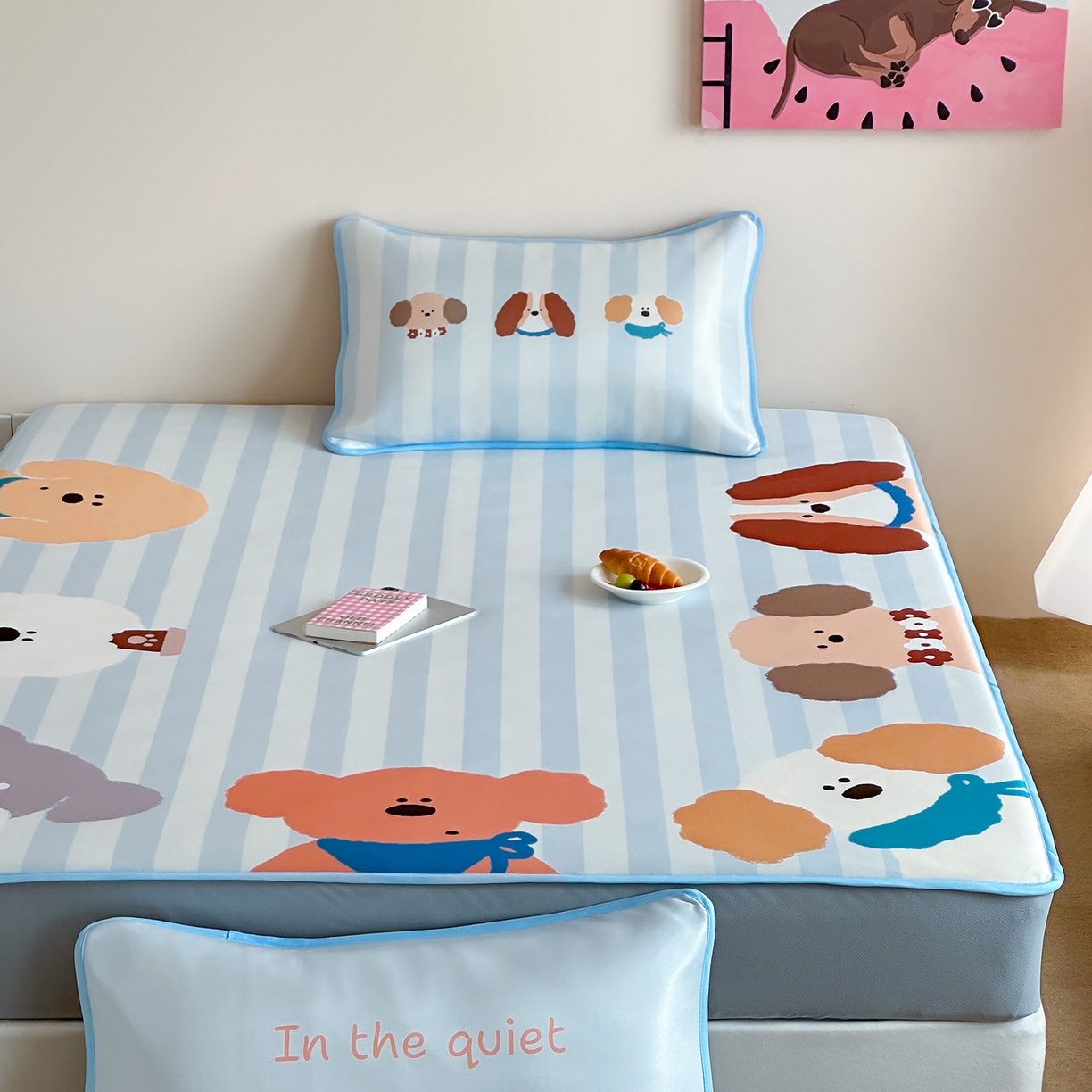 91家纺网 家纺一手货源 找家纺 桃喜 2026新款数码印花冰纤维牛奶丝凉席 蓝条软萌小狗