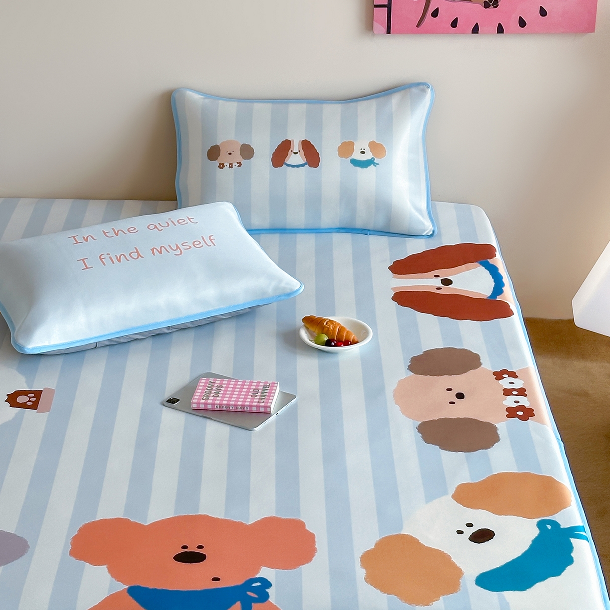 91家纺网 家纺一手货源 找家纺 桃喜 2026新款数码印花冰纤维牛奶丝凉席 蓝条软萌小狗