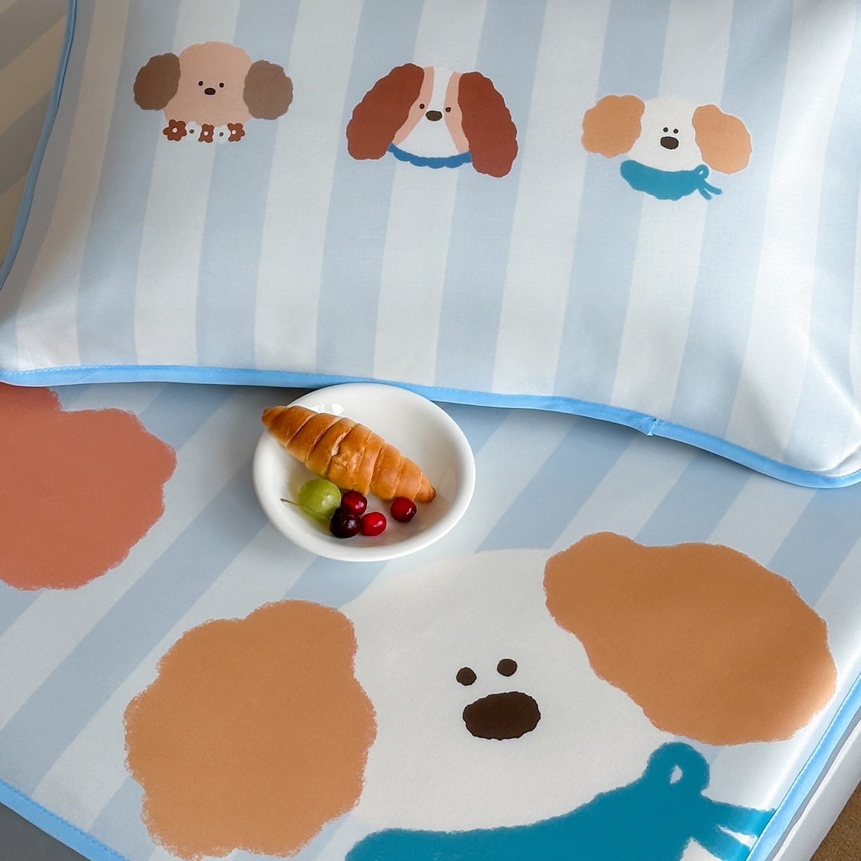 91家纺网 家纺一手货源 找家纺 桃喜 2026新款数码印花冰纤维牛奶丝凉席 蓝条软萌小狗