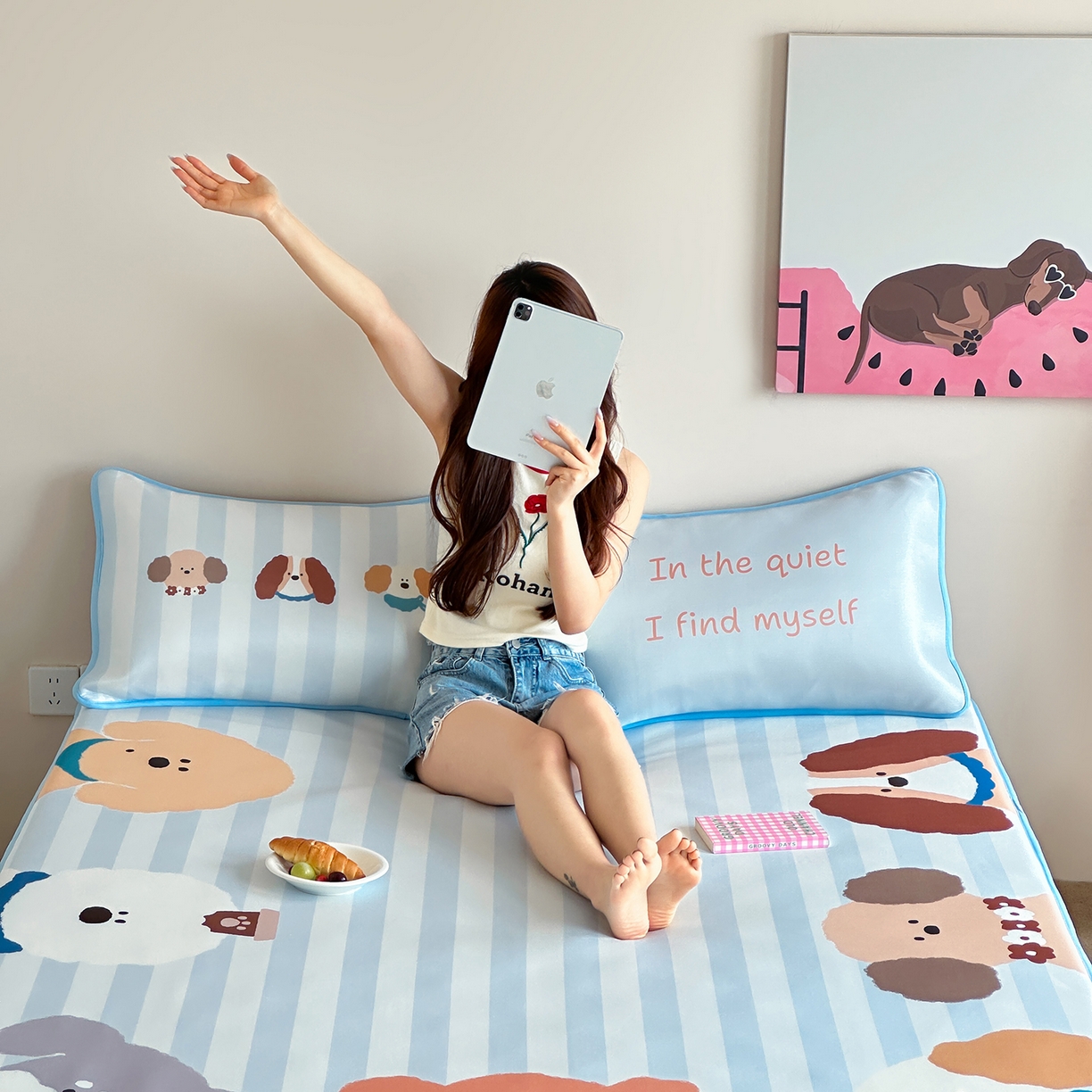 91家纺网 家纺一手货源 找家纺 桃喜 2026新款数码印花冰纤维牛奶丝凉席 蓝条软萌小狗