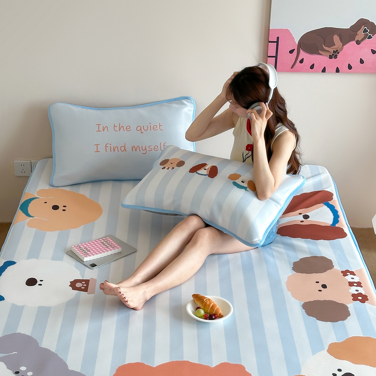 91家纺网 家纺一手货源 找家纺 桃喜 2026新款数码印花冰纤维牛奶丝凉席 蓝条软萌小狗