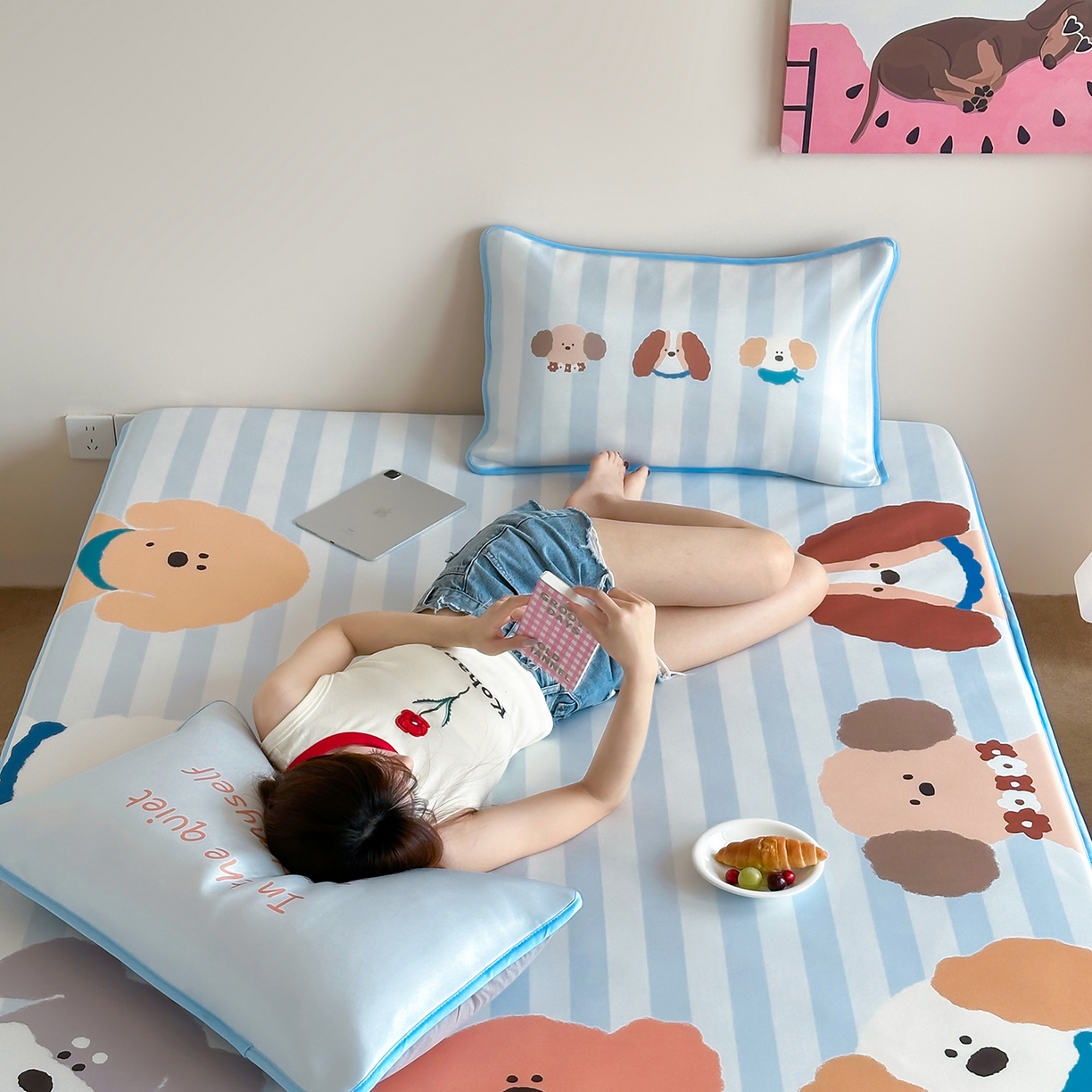 91家纺网 家纺一手货源 找家纺 桃喜 2026新款数码印花冰纤维牛奶丝凉席 蓝条软萌小狗