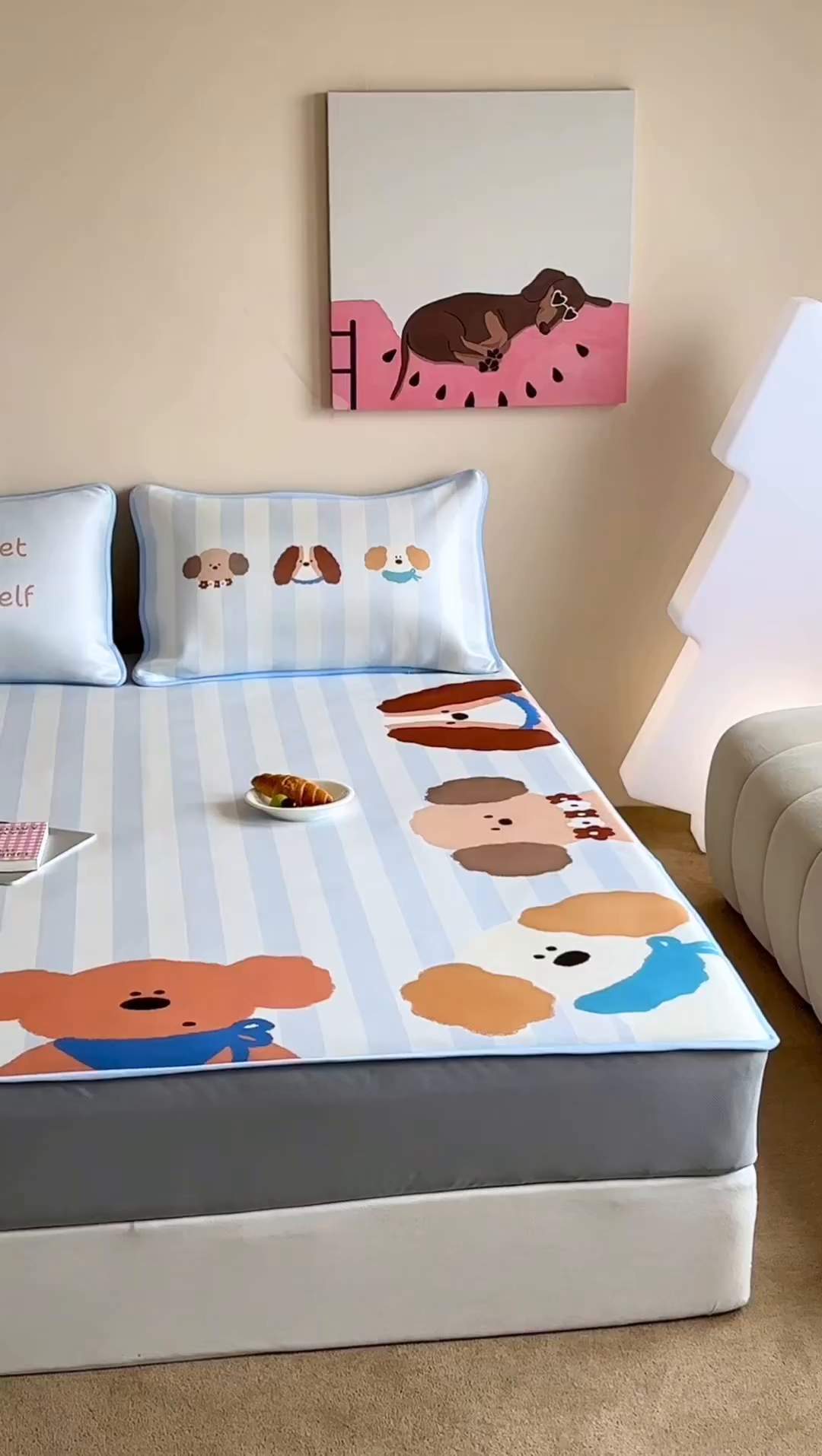 91家纺网 家纺一手货源 找家纺 桃喜 2026新款数码印花冰纤维牛奶丝凉席 蓝条软萌小狗