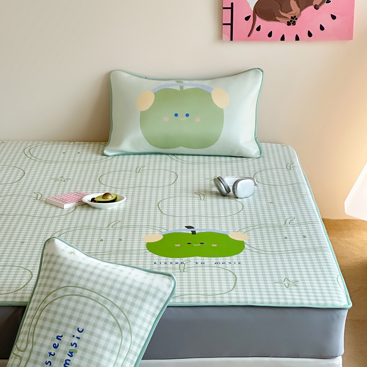 91家纺网 家纺一手货源 找家纺 桃喜 2026新款数码印花冰纤维牛奶丝凉席 绿格苹果