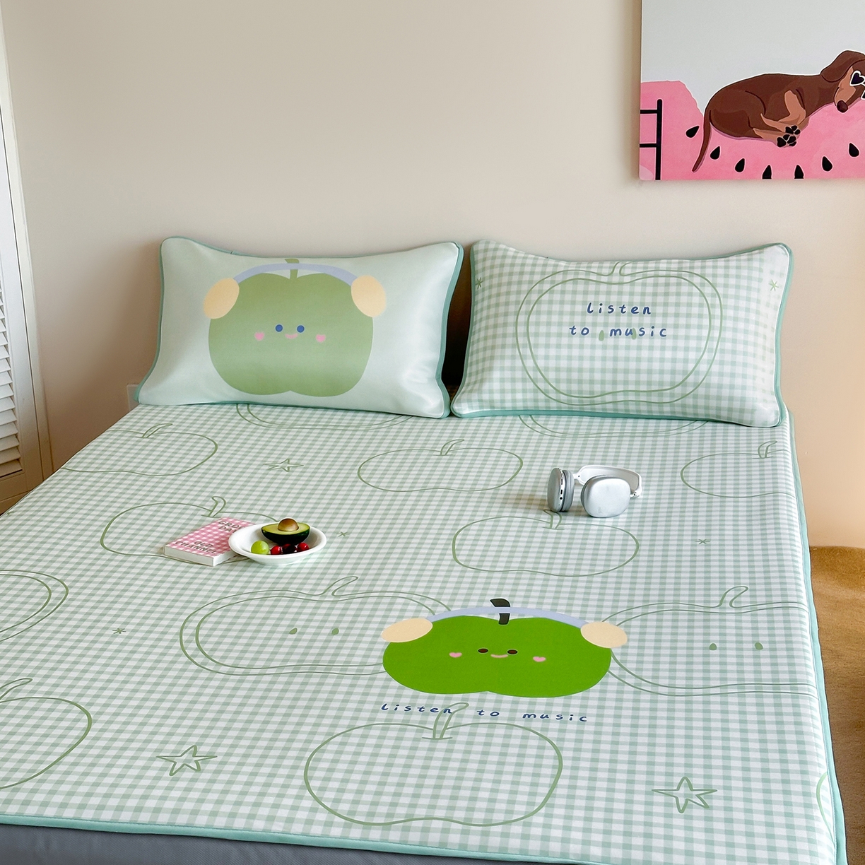 91家纺网 家纺一手货源 找家纺 桃喜 2026新款数码印花冰纤维牛奶丝凉席 绿格苹果