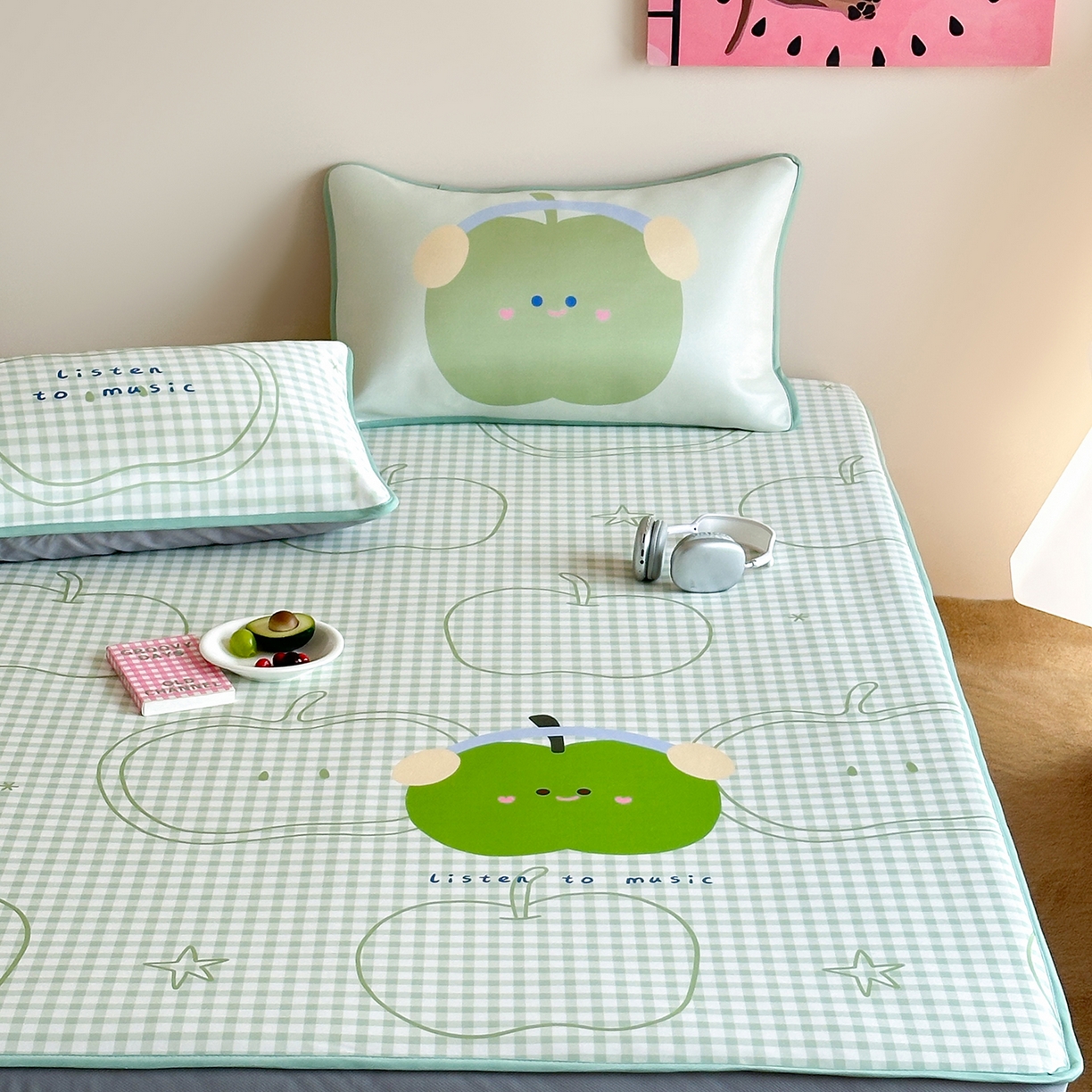 91家纺网 家纺一手货源 找家纺 桃喜 2026新款数码印花冰纤维牛奶丝凉席 绿格苹果