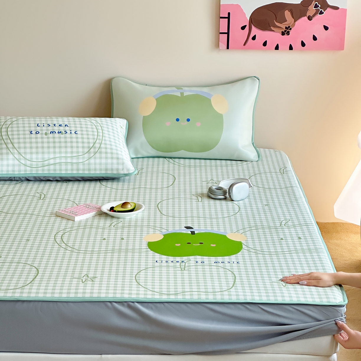 91家纺网 家纺一手货源 找家纺 桃喜 2026新款数码印花冰纤维牛奶丝凉席 绿格苹果