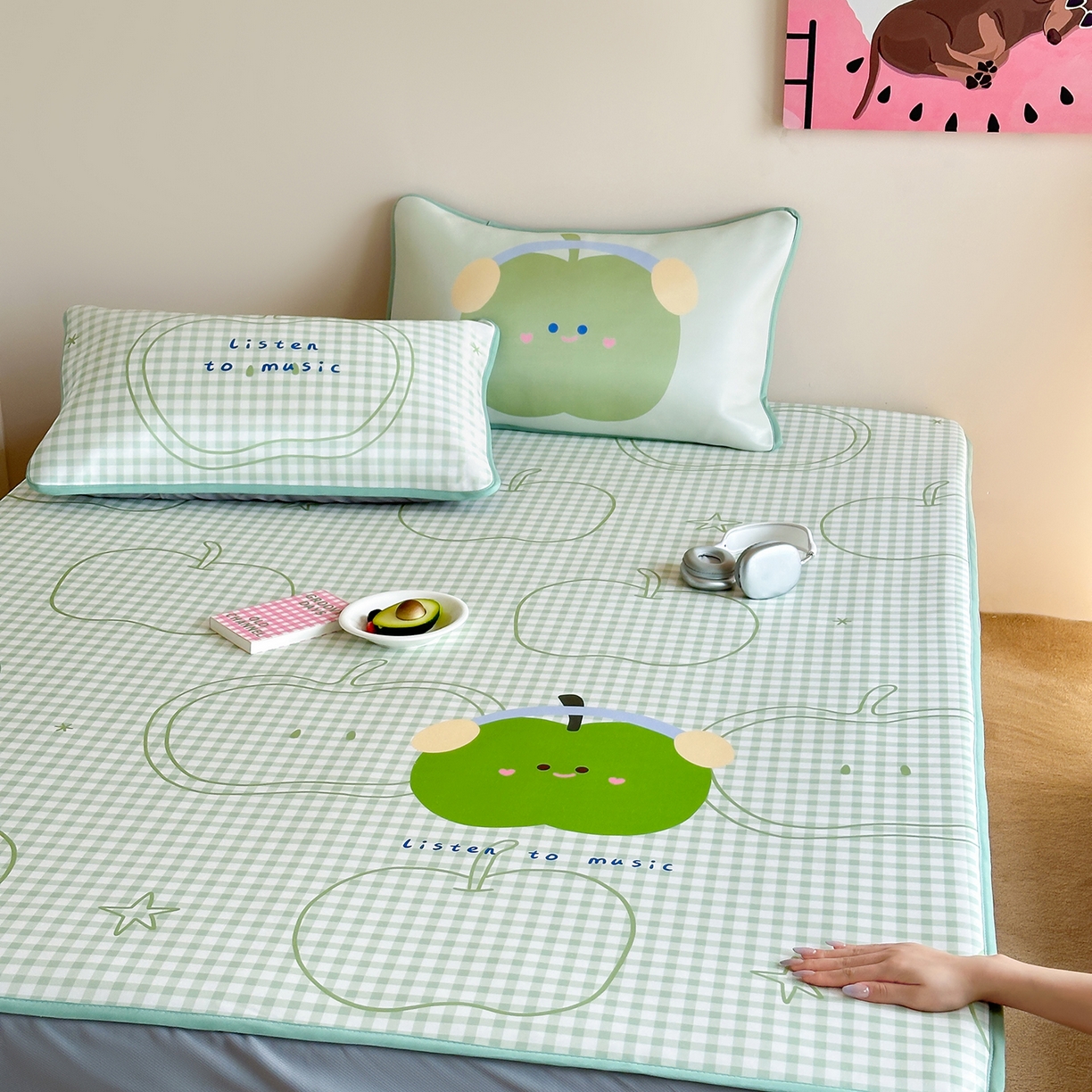 91家纺网 家纺一手货源 找家纺 桃喜 2026新款数码印花冰纤维牛奶丝凉席 绿格苹果