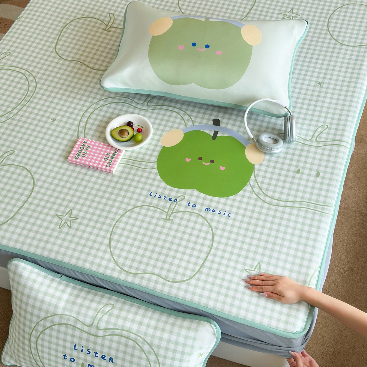 91家纺网 家纺一手货源 找家纺 桃喜 2026新款数码印花冰纤维牛奶丝凉席 绿格苹果