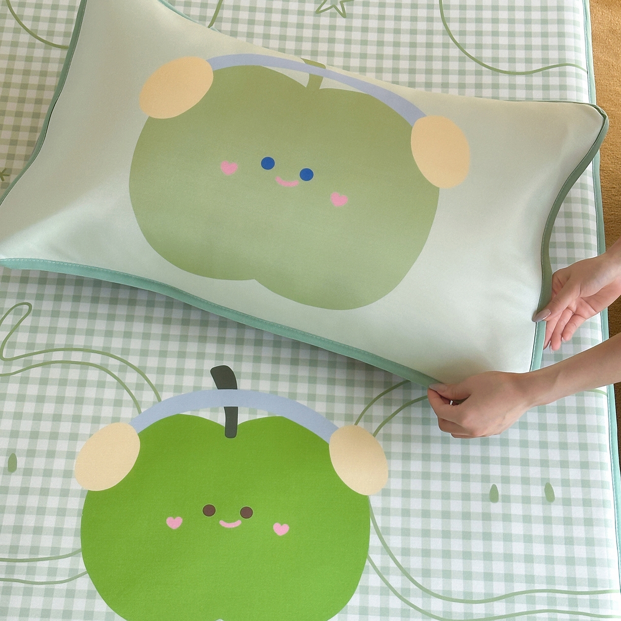 91家纺网 家纺一手货源 找家纺 桃喜 2026新款数码印花冰纤维牛奶丝凉席 绿格苹果